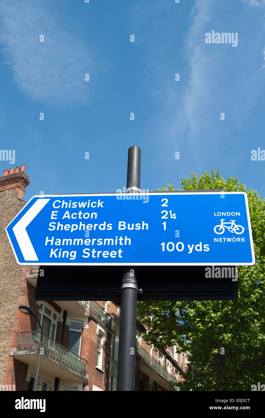 Rete di londra itinerari in bicicletta sign in Hammersmith, dando le direzioni e le distanze a Chiswick, shepherds bush e east acton Foto Stock