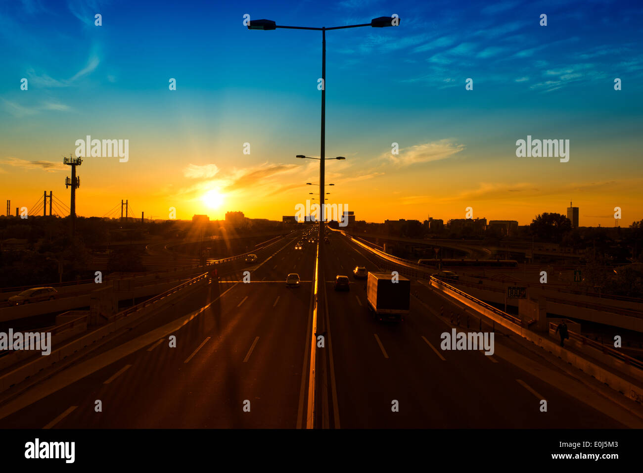 Tramonto sul ponte dell'autostrada a Belgrado.sfocato il moto delle vetture Foto Stock