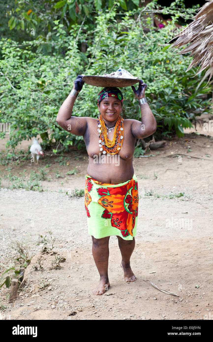 Embera donna indiana che porta il cibo nel Embera Puru villaggio accanto a Rio Pequeni, Repubblica di Panama. Foto Stock