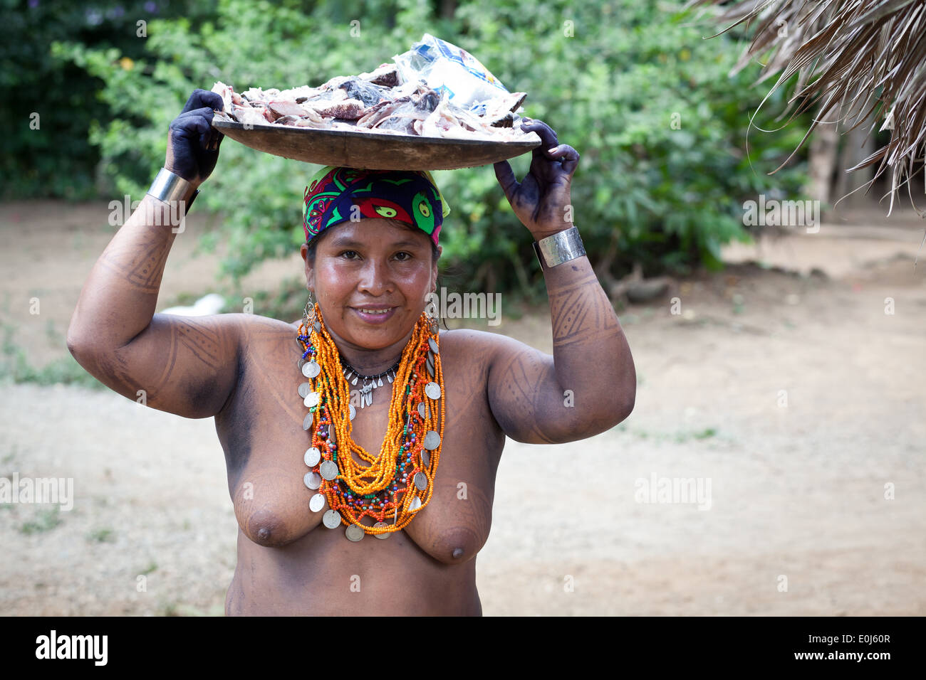 Embera donna indiana che porta il cibo nel Embera Puru villaggio accanto a Rio Pequeni, Repubblica di Panama. Foto Stock
