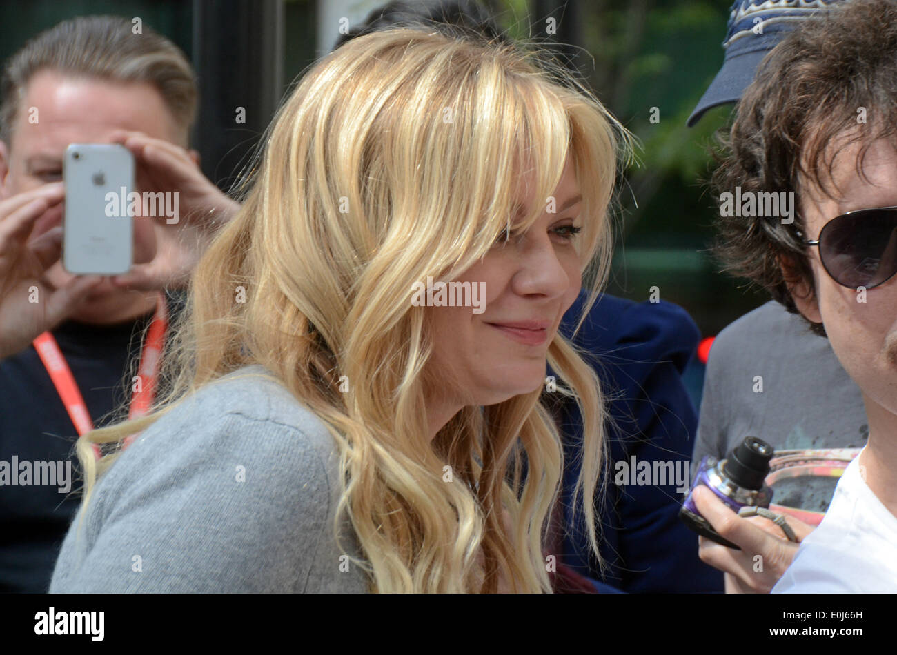 Londra, UK, 14 maggio 2014, Kirsten Dunst incontra tifosi fuori BBC Radio 2 studios. Ella è un American-German attrice, cantante e modello. Il suo ultimo film è le due facce di Januar Credito: JOHNNY ARMSTEAD/Alamy Live News Foto Stock