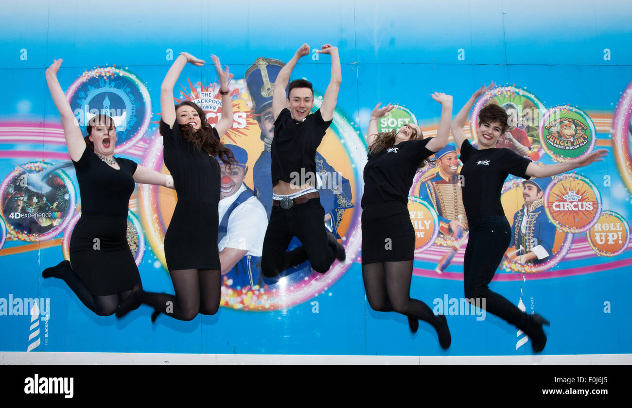 Blackpool, Lancashire, Regno Unito, 14 maggio 2014. "Studente aiutanti' dal Blackpool e Flyde College festeggia il compleanno di uno del Regno Unito più iconiche attrazioni, la Blackpool Tower, un'attrazione turistica in Blackpool, Lancashire in Inghilterra è stato aperto al pubblico il 14 maggio 1894, rivolta a scaglionamento 120 anni quest'anno. Sorge a 158 metri (518 piedi) ed è un grado che ho elencato la costruzione. Quando la torre di Blackpool aperto nel 1894 biglietti erano appena 6p a persona! Così come parte di questo centoventesimo compleanno occhio biglietti sono stati venduti per soli 6p. Credito: Conrad Elias/Alamy Live News Foto Stock