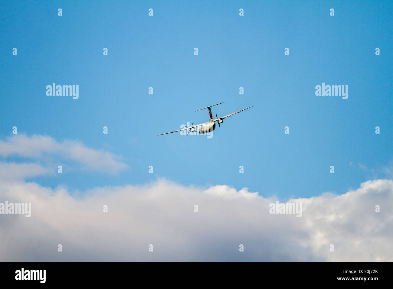 Bombardier Dash 8 001.CR2. In volo nel cielo blu. Cranbrook, British Columbia, Canada Foto Stock