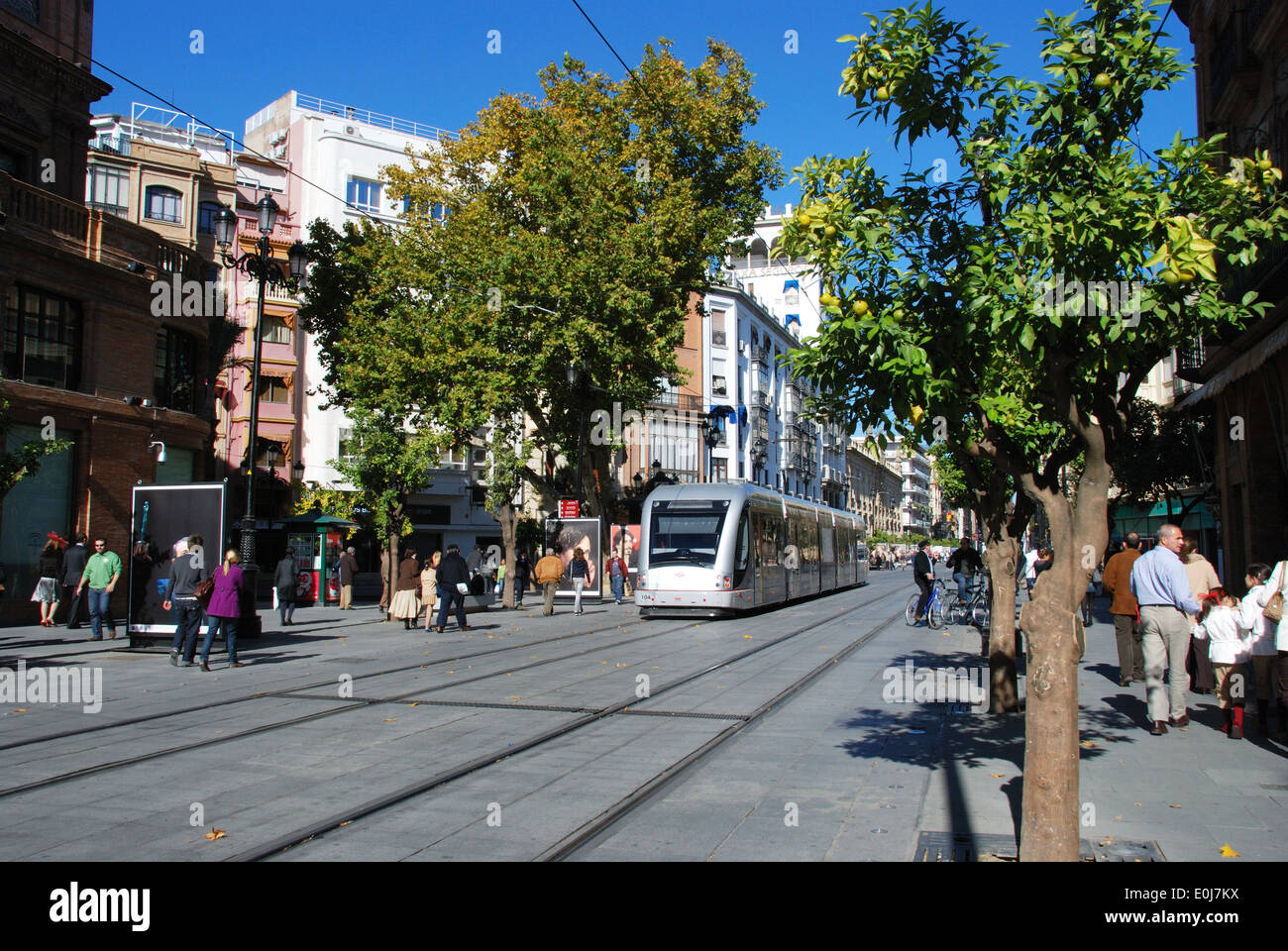 Il tram sulla Avenida de la Constitucion, Siviglia, Andalusia, Spagna, Europa occidentale. Foto Stock