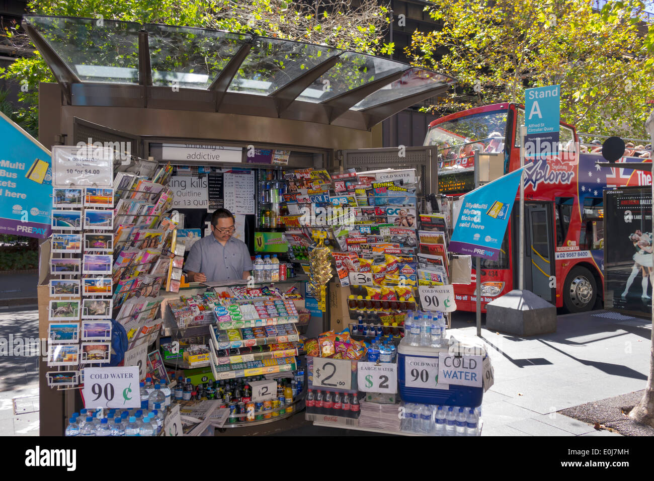 Sydney Australia,Pitt Street,edicola,vendita,spuntini,snack food,riviste,uomini asiatici maschi,lavoro,lavoro,manager,AU140310027 Foto Stock