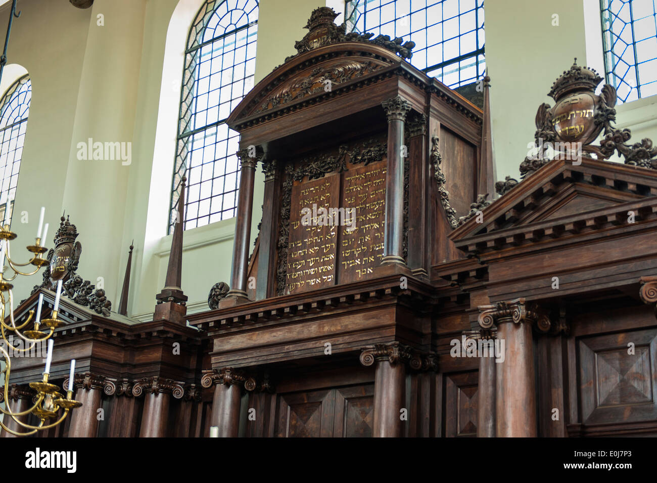 Holland , Paesi Bassi Amsterdam city Sinagoga Portoghese Esnoga Snoge xvii secolo sefarditi interni sefardita arca dettaglio 1675 Foto Stock