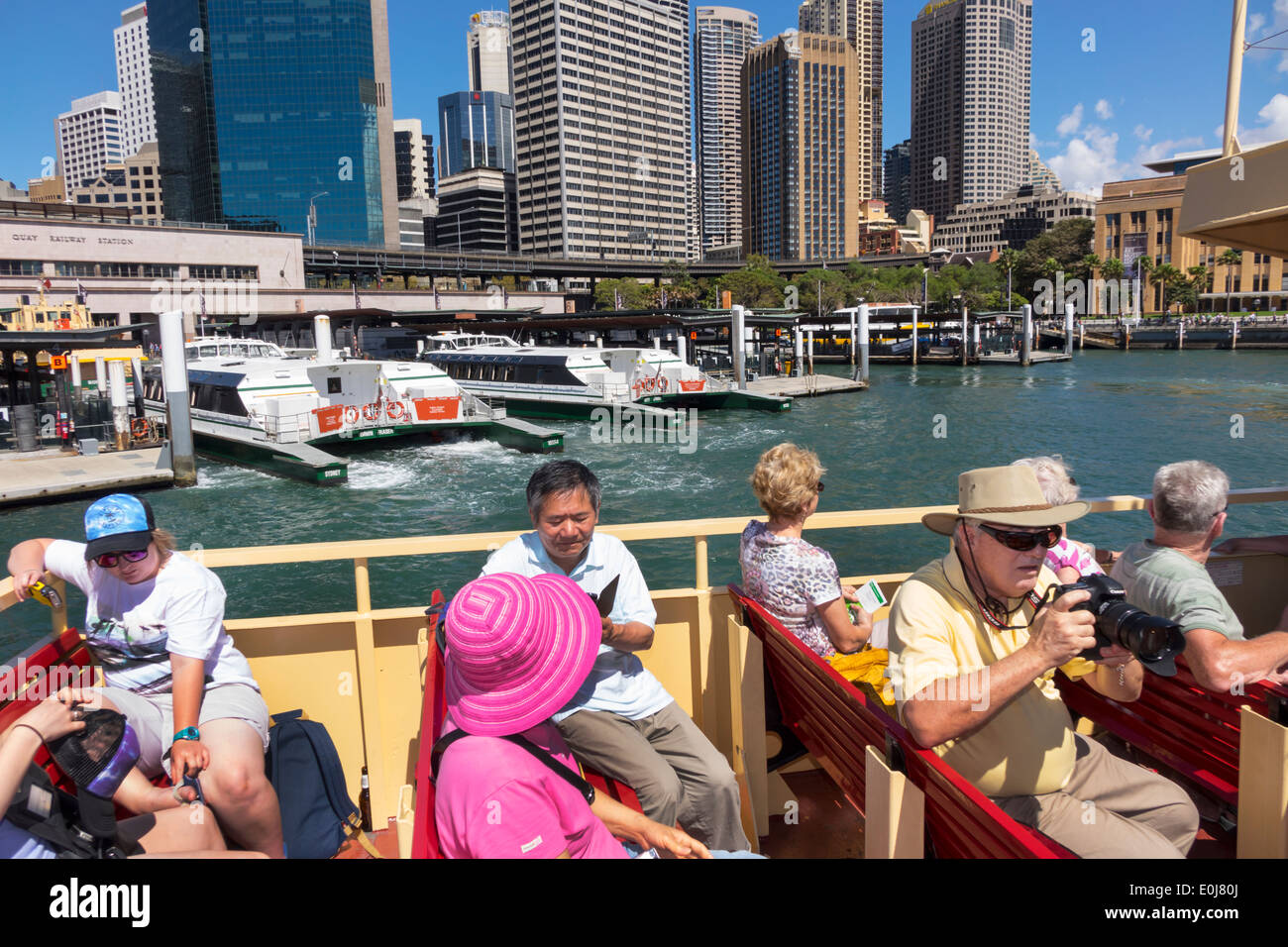 Sydney Australia,Circular Quay,Sydney Ferries,Porto,porto,traghetto,ponte superiore,riders,passeggeri passeggeri riders,uomo asiatico uomo maschio,donna femmina Foto Stock