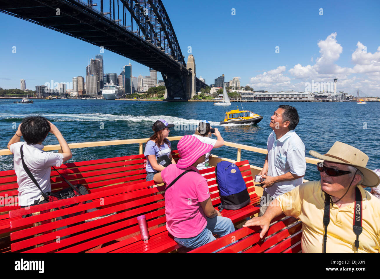 Sydney Australia,New South Wales,Sydney Ferries,Harbour Bridge,porto,skyline città paesaggio urbano,edifici,grattacieli,traghetto,barca,ponte superiore,cavalieri,passen Foto Stock