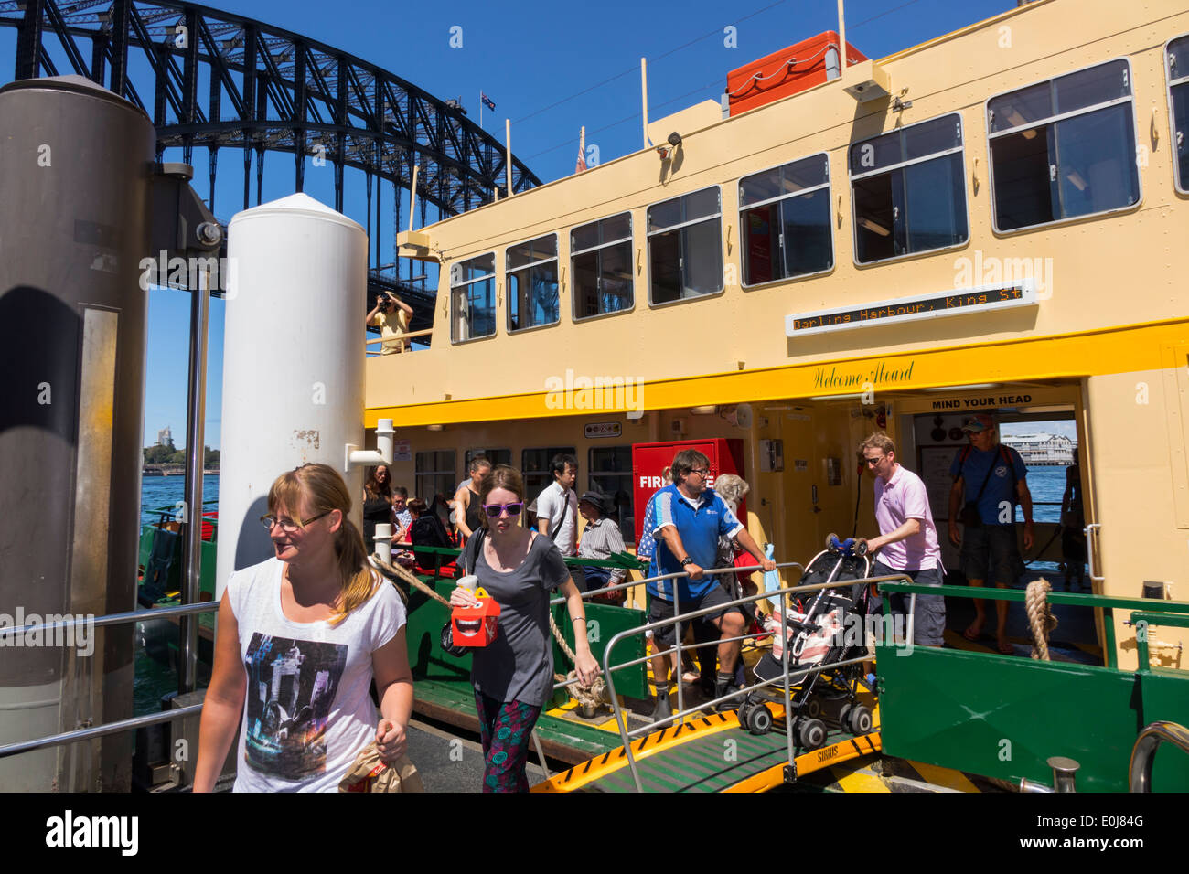 Sydney Australia,Sydney Ferries,Harbour Bridge,porto,traghetto,barca,piloti,passeggeri passeggeri riders,scendere,sbarco,uomo uomo maschio,donna Foto Stock