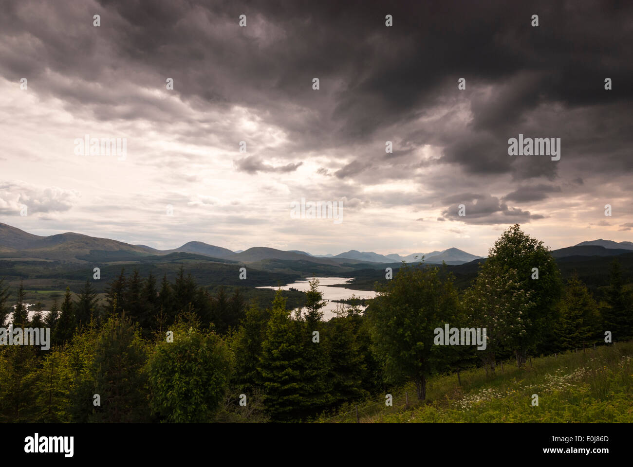 Guardando ad ovest sopra Loch Garry con nubi minacciose Foto Stock