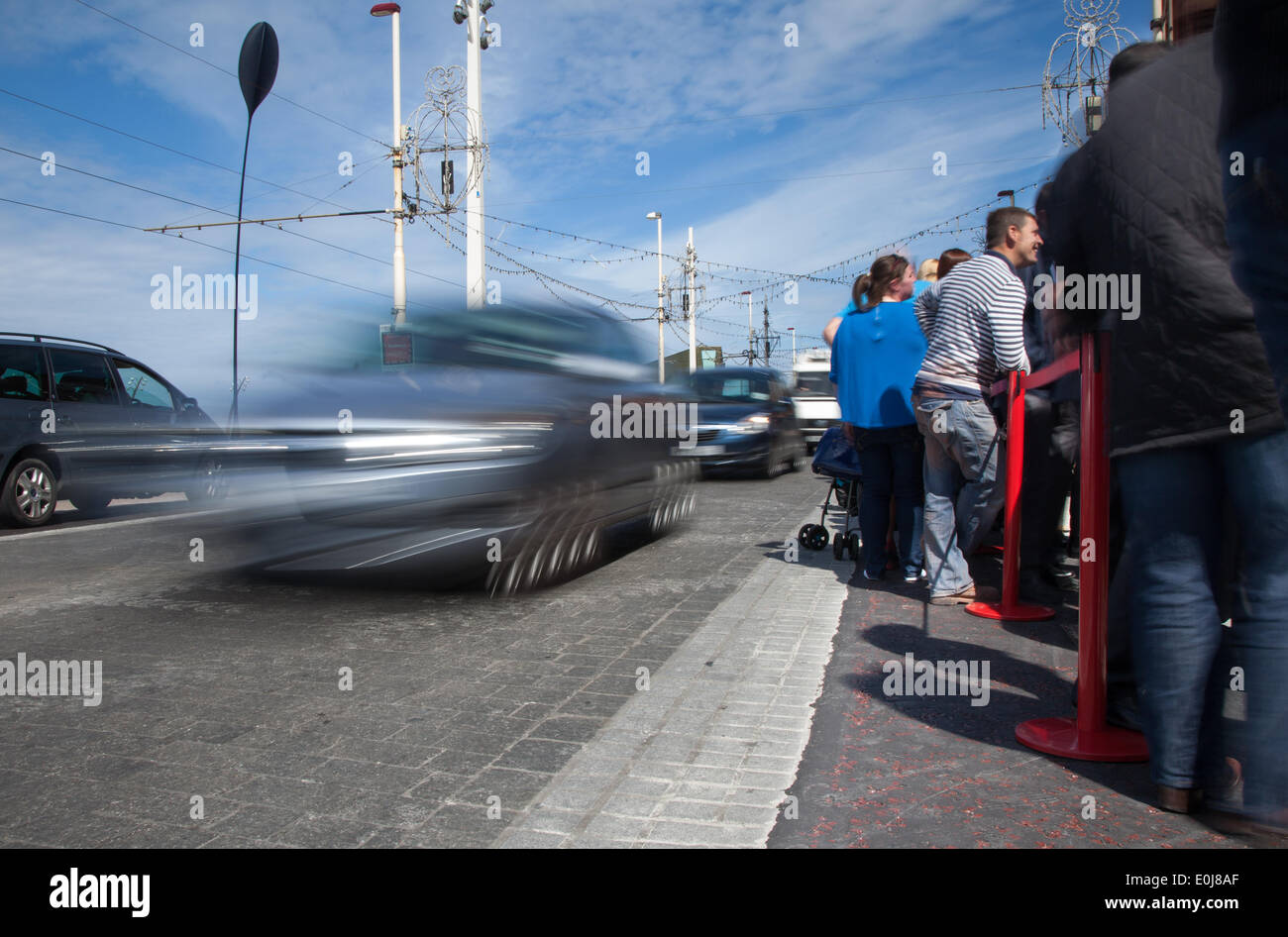 Blackpool, Lancashire, Regno Unito. 14 Maggio, 2014. Traffico & pedoni, strada pericolosa, 'no cordolo' formato sul rinnovato lungomare di Blackpool. Una seconda strada principale del layout in città dovrà essere cambiato dopo le preoccupazioni per la sicurezza da gruppi di disabili. Tre anni fa, un £100m promenade revamping ha dovuto essere modificato dopo denunce analoghe per la rimozione delle ghiere. Kevin Winkley, chief executive di N-Vision, precedentemente noto come Blackpool, Fylde e Wyre Società per i ciechi, detto le superfici condivise sono state la prevenzione da parte di persone ipovedenti e non vedenti di muoversi. Foto Stock