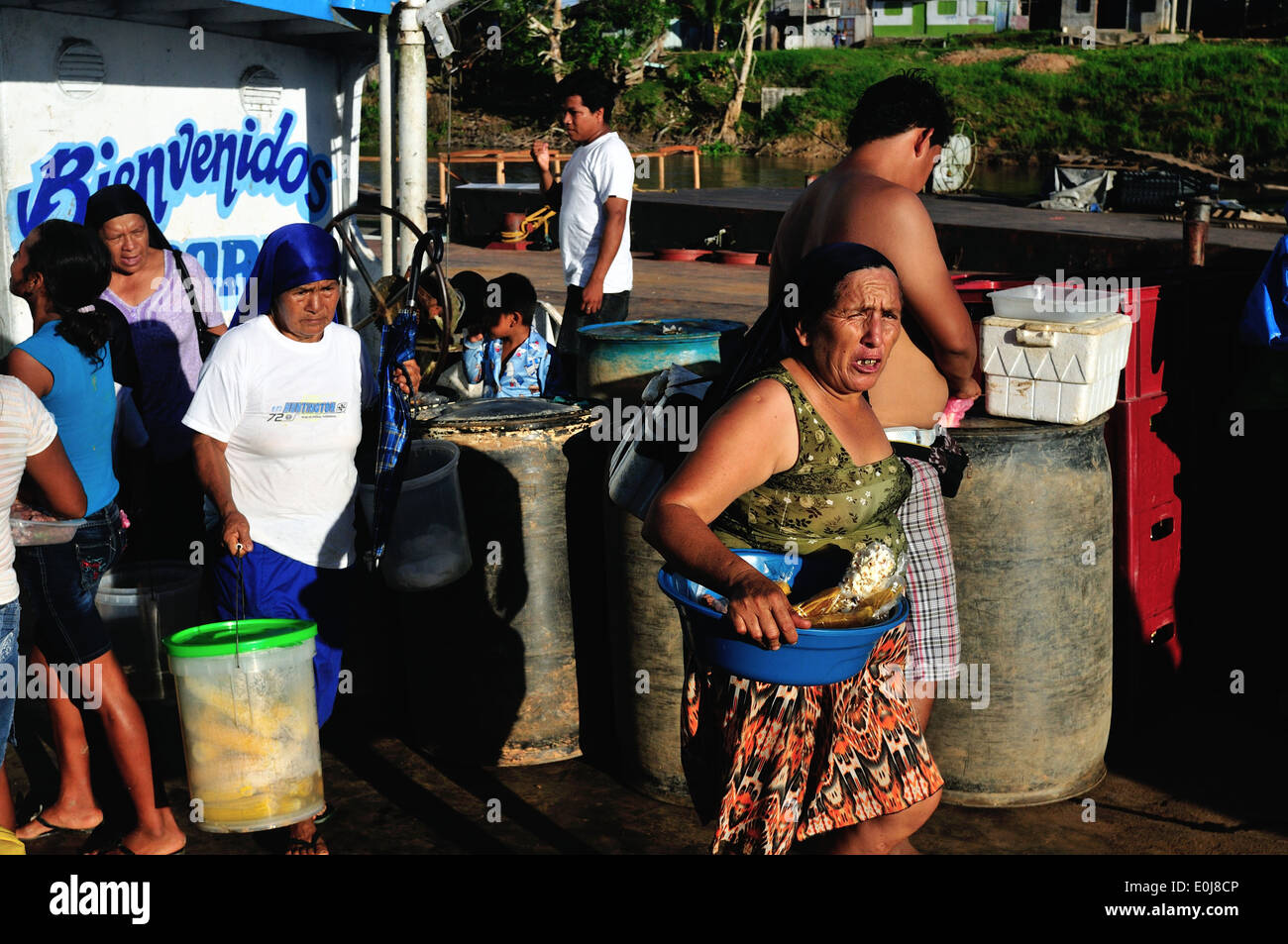 Gli stati di Aeminpu vendita alimentari - Crociera barca su Amazon a San  Pablo de Loreto . Dipartimento di Loreto .PERÙ Foto stock - Alamy