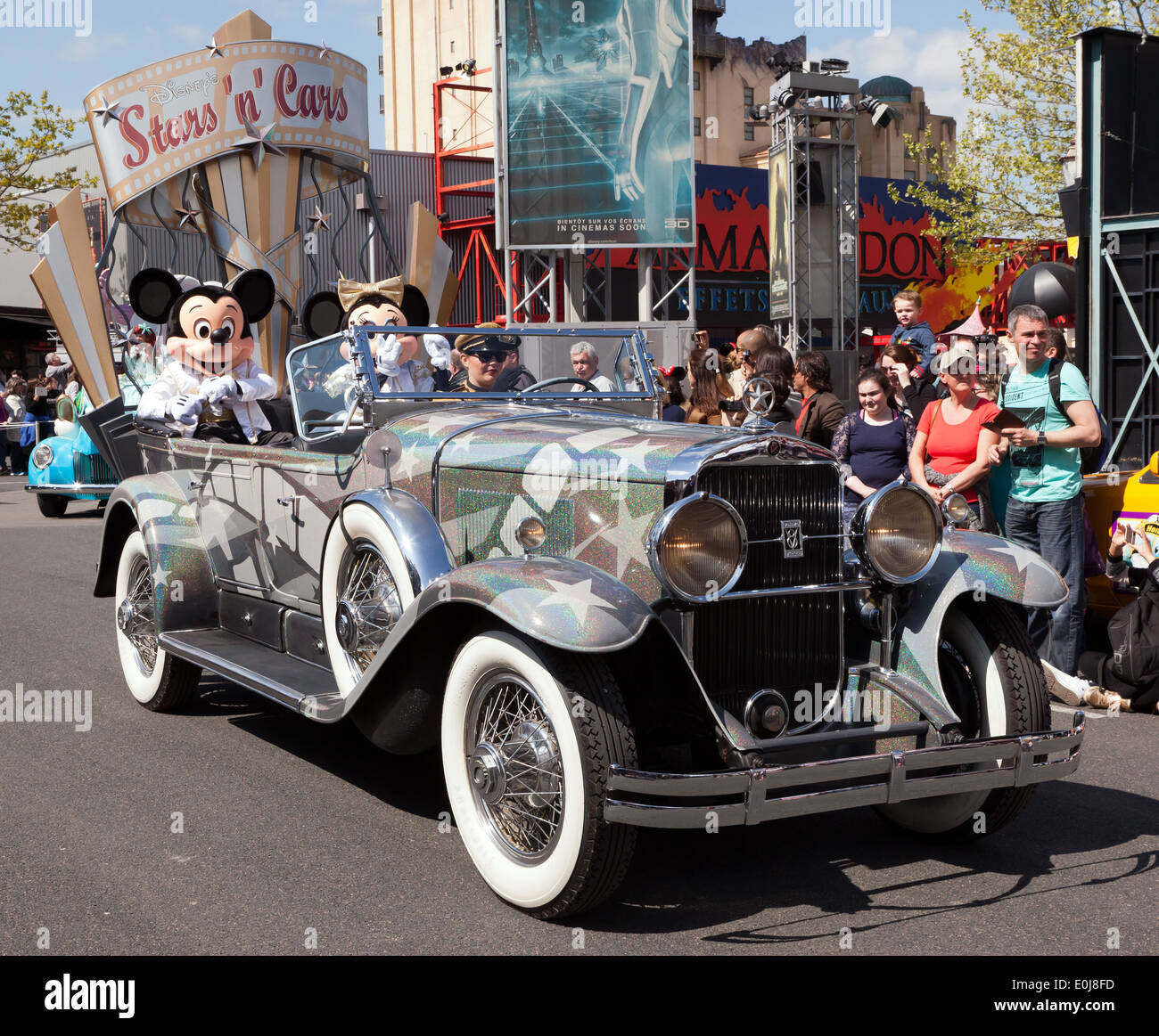 Topolino e Minnie Mouse prendendo parte alle stelle 'n' auto, Parade, Walt Disney Studios, Parigi. Foto Stock