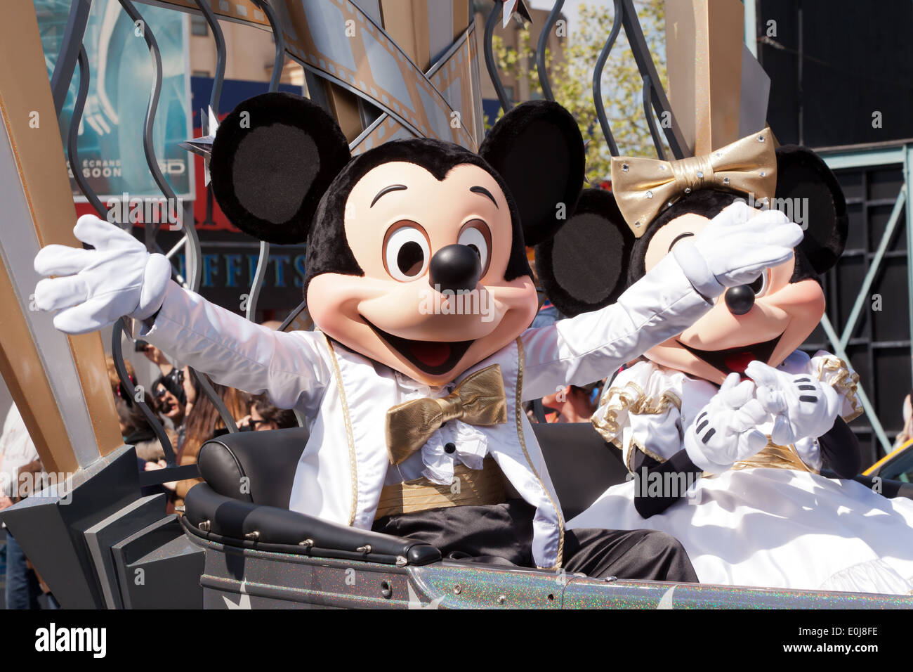 Close-up di Topolino e Minnie Mouse prendendo parte alle stelle 'n' auto, Parade, Walt Disney Studios, Parigi. Foto Stock