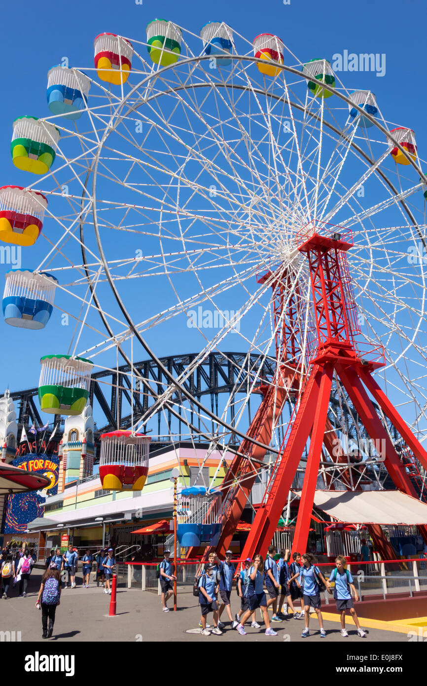 Sydney Australia,Milsons Point,Luna Park,divertimento,ruota panoramica,uniforme studenti,classe,gita in campo,compagni di classe,AU140310080 Foto Stock
