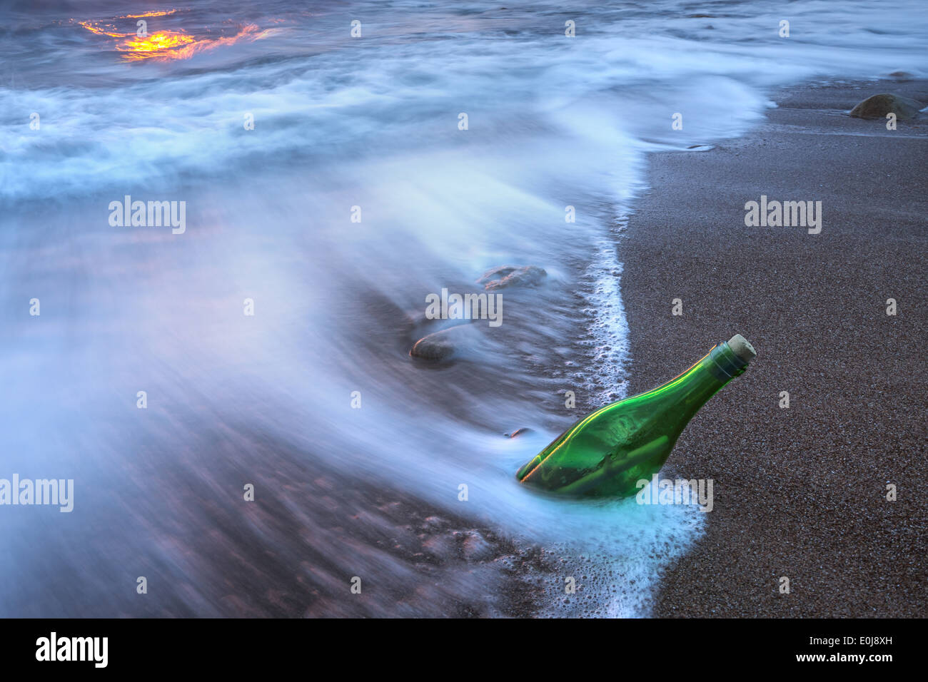 Bottiglia con lettera in acqua di mare Foto Stock