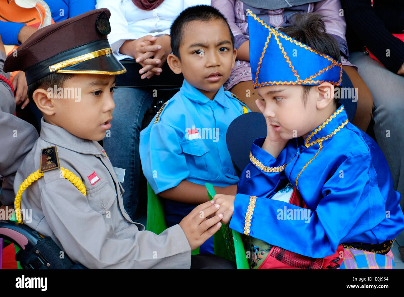 Scuola indonesiana di bambini in costume celebra la XXI Aprile indonesia donna hero giorno hari kartini Foto Stock