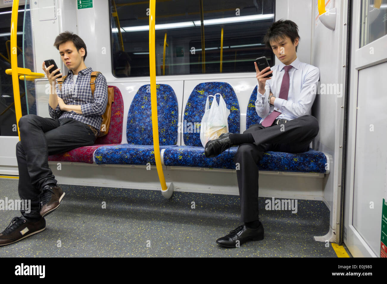 Sydney Australia,City Circle Railway line network train,bordo,cabina passeggeri,passeggeri,passeggeri passeggeri piloti,uomo asiatico maschio,guardando,SM Foto Stock