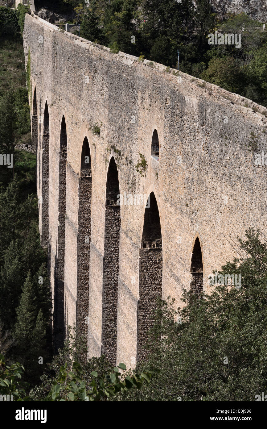 Vista del Ponte delle Torri a Spoleto, umbria, Italia Foto Stock