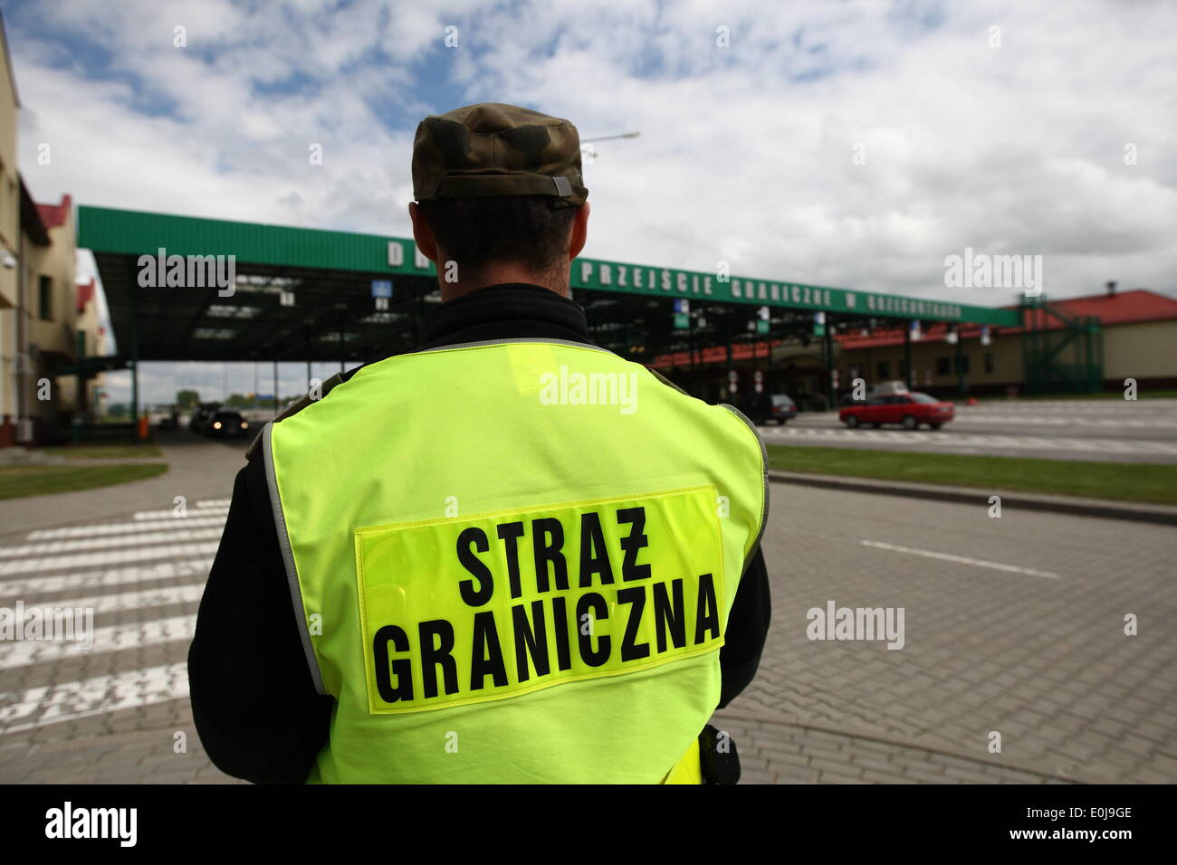 Grzechotki, Polonia 14th, maggio 2014 frontiera polacca con la Russia è sicuro dice Piotr Stachanczyk Segretario di Stato polacca di ministero degli Interni polacco al valico di frontiera con la Russia in Grzechotki. Il polacco di guardia di frontiera ufficiali sono visibili durante il confine controll alla Polonia - Russia confine. Foto Stock