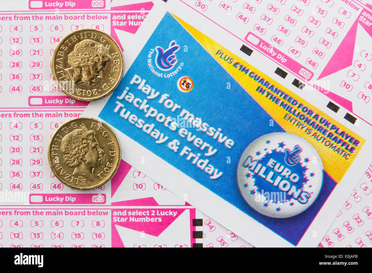 UK National Lottery Euro Millions fogli paga con il numero delle schede per selezionare i numeri e due £1 monete da sopra. In Inghilterra La Gran Bretagna Foto Stock