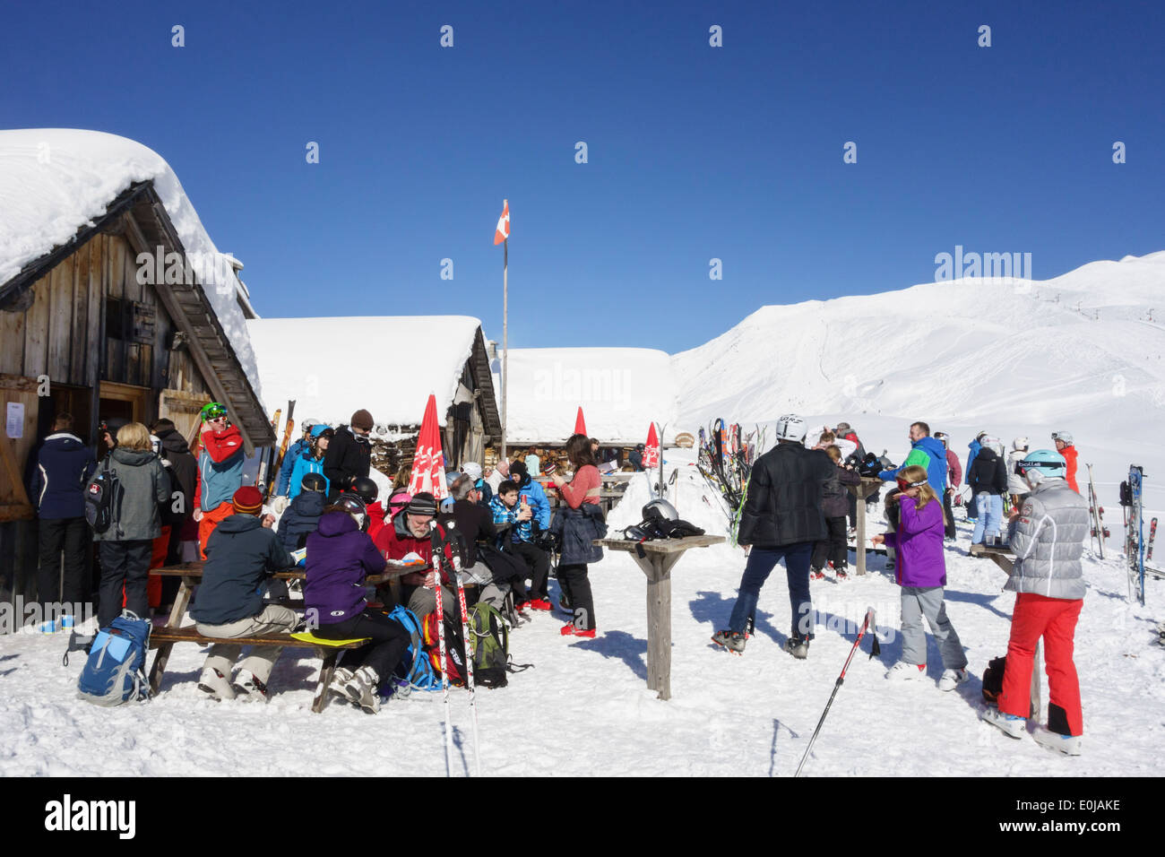 Gli sciatori al di fuori di un ristorante di sci su piste di neve nelle Alpi francesi in Le Tour, Chamonix-Mont-Blanc Haute Savoie Rhone-Alpes Francia Foto Stock