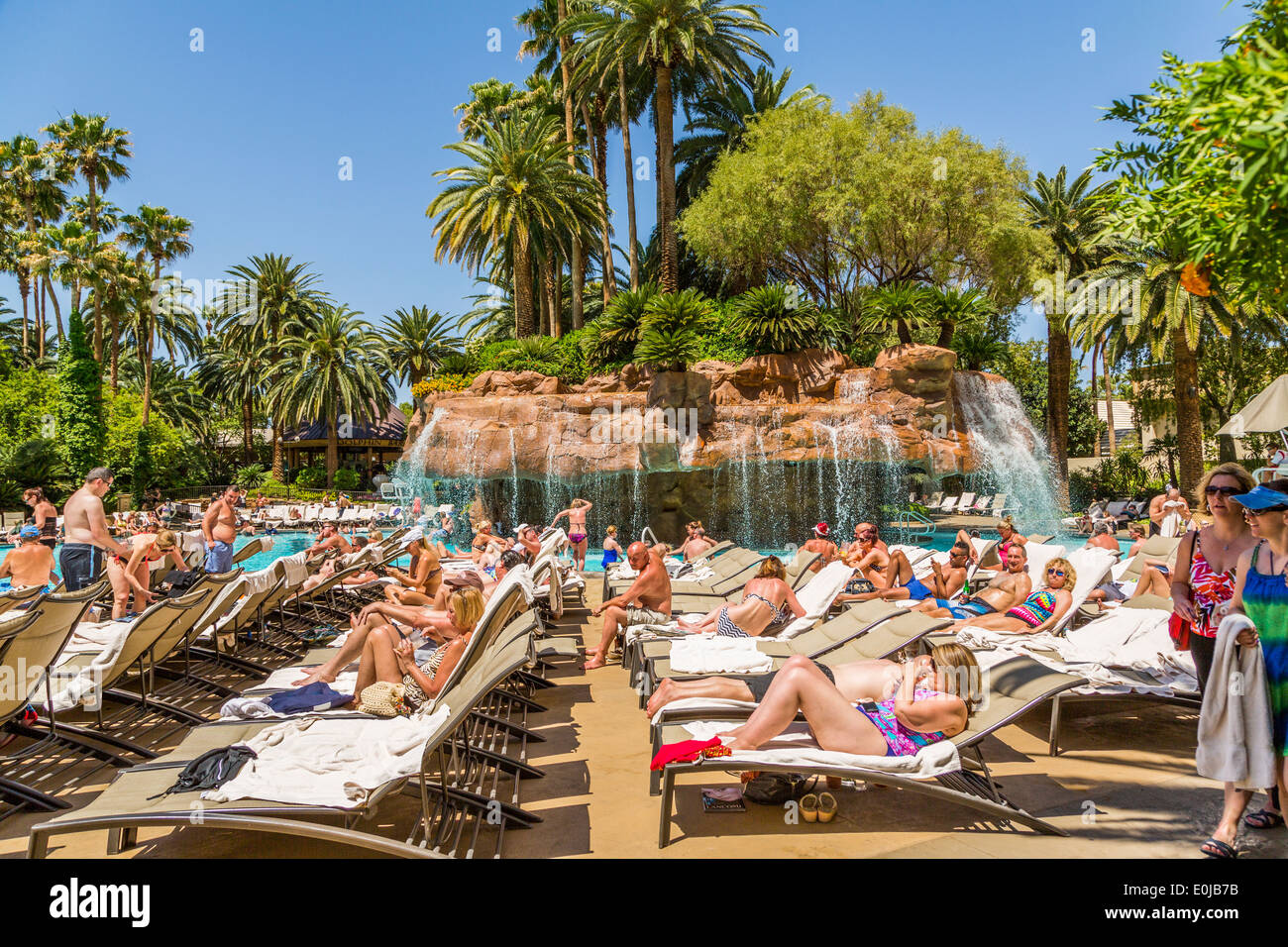 Persone rilassarsi e prendere il sole a bordo piscina al Mandalay Bay Hotel di Las Vegas Nevada USA Foto Stock