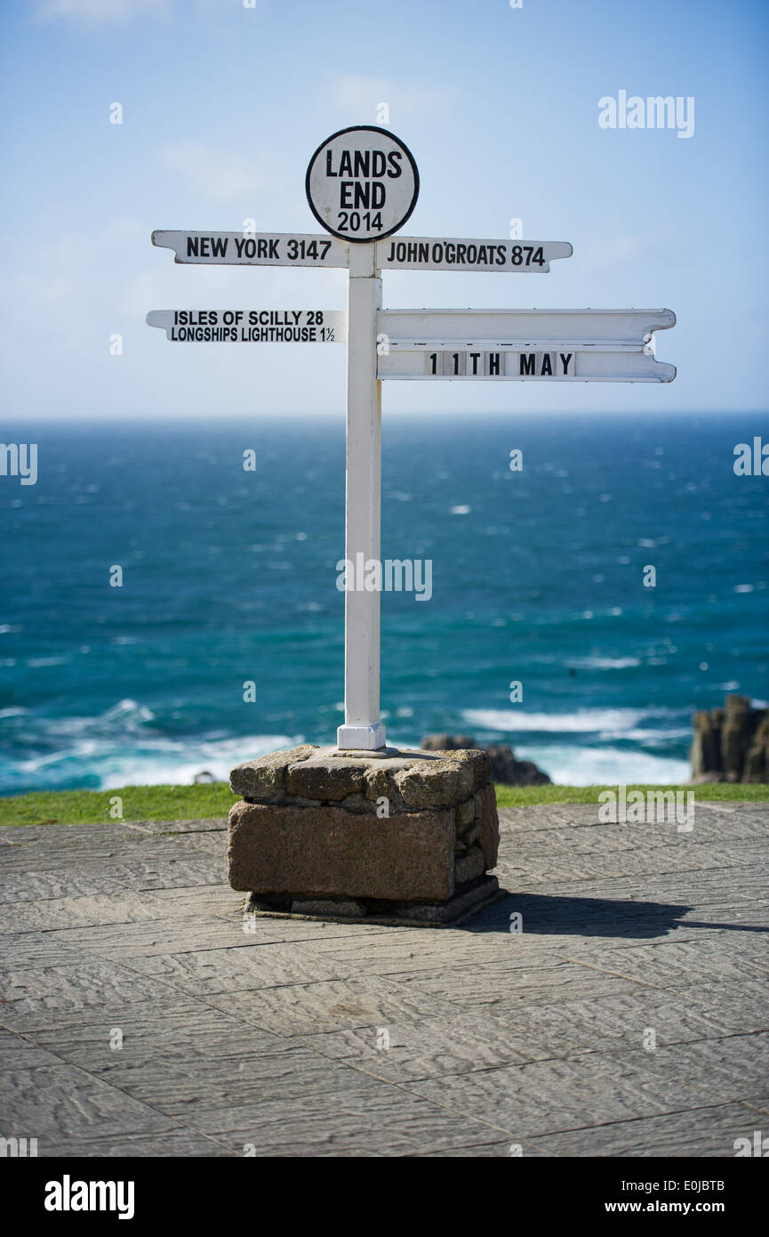 La segnaletica a terra del fine in Cornovaglia, Inghilterra, che mostra le distanze da John O'Groats, New York e in altri luoghi. Foto Stock
