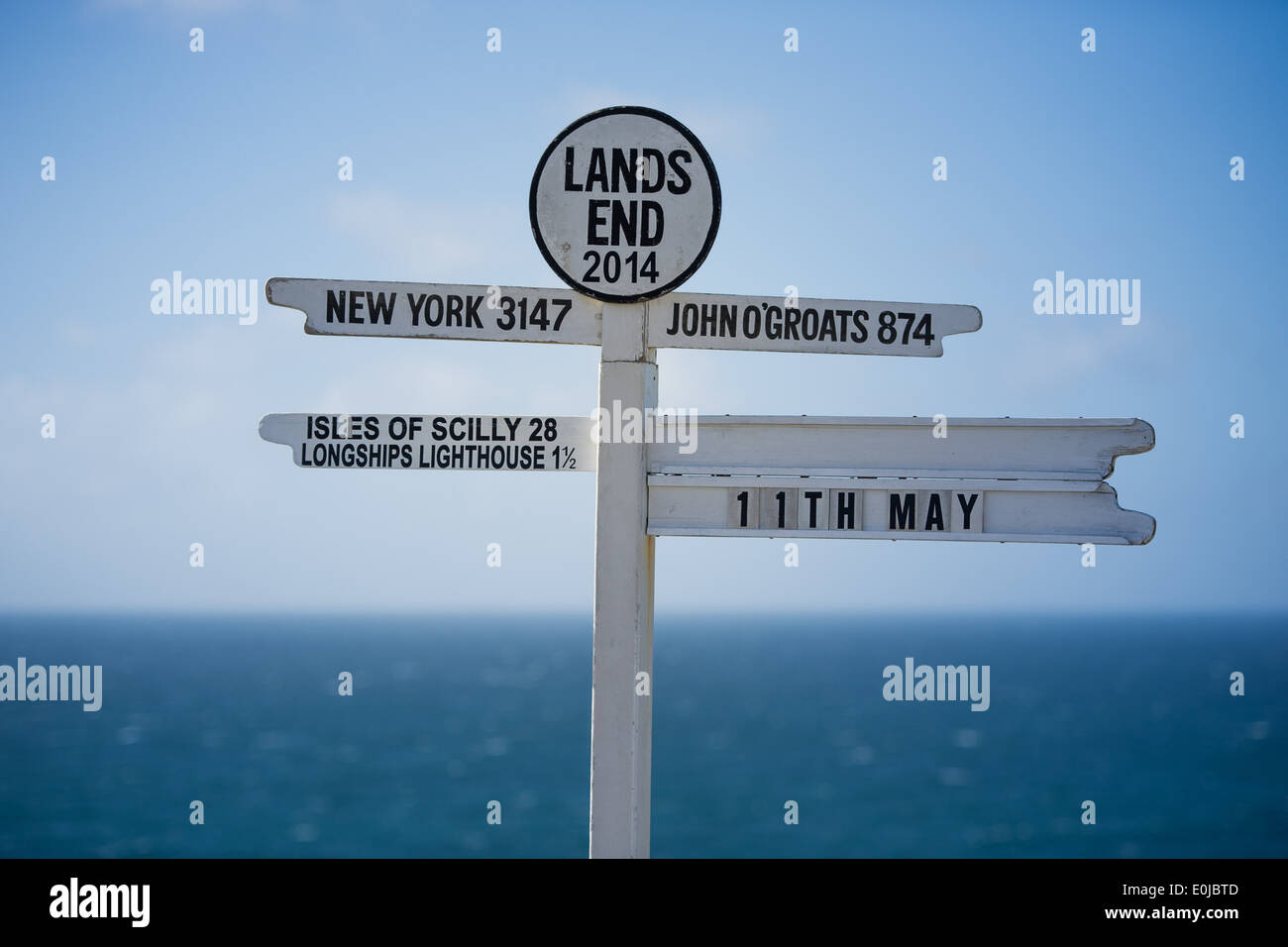 La segnaletica a terra del fine in Cornovaglia, Inghilterra, che mostra le distanze da John O'Groats, New York e in altri luoghi. Foto Stock