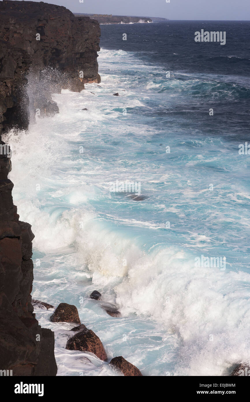 Surf pounding scogliere della Big Island delle Hawaii, Foto Stock