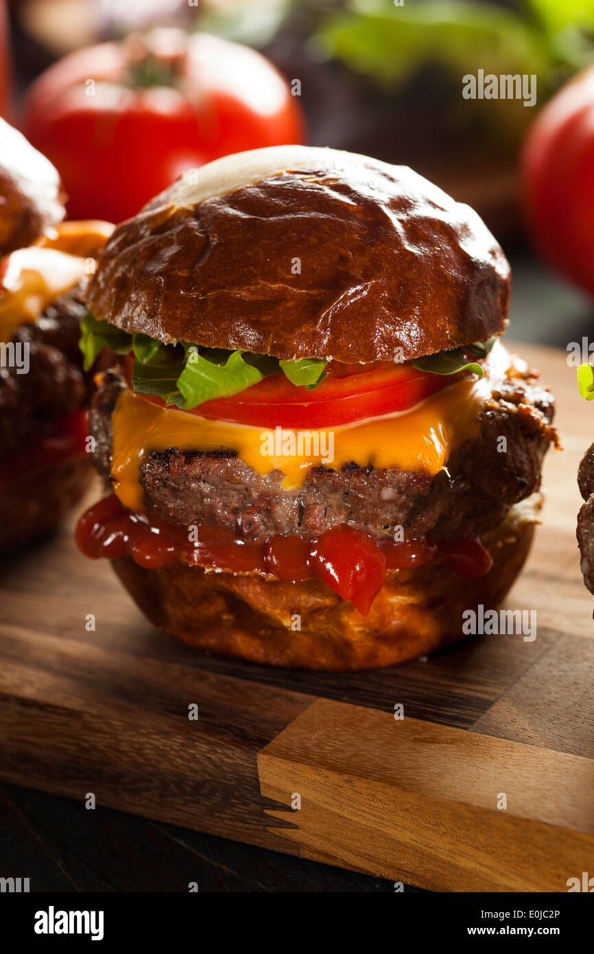 In casa Cheeseburger cursori con insalata di pomodoro e formaggio Foto Stock