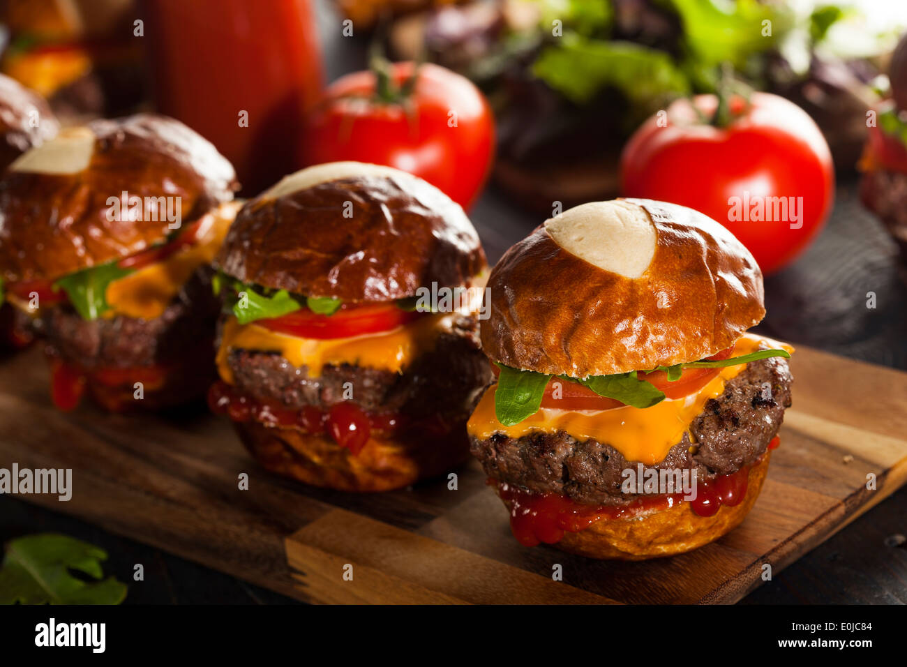 In casa Cheeseburger cursori con insalata di pomodoro e formaggio Foto Stock