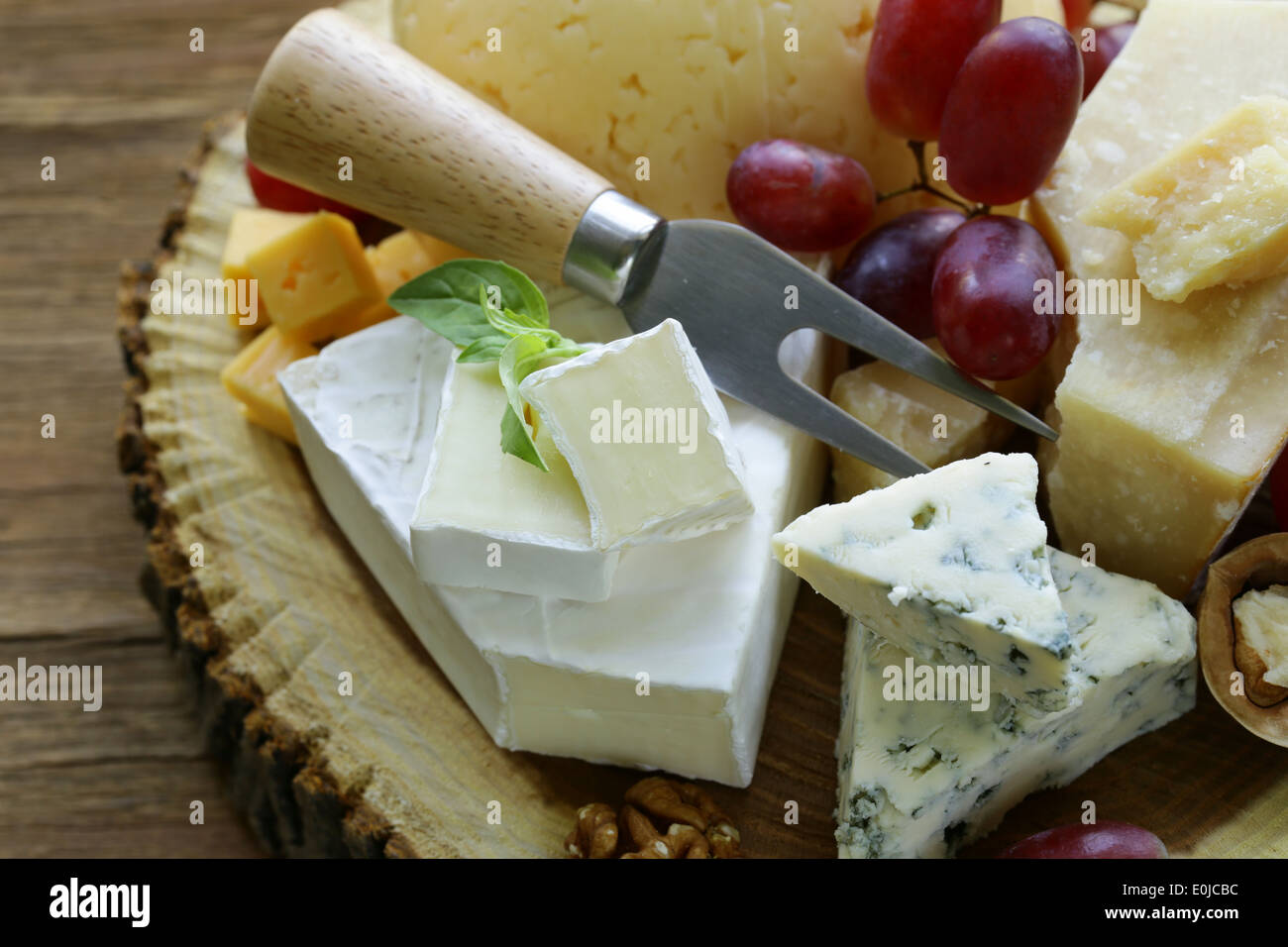 Formaggi con formaggi assortiti (parmigiano, brie, blu, cheddar) Foto Stock