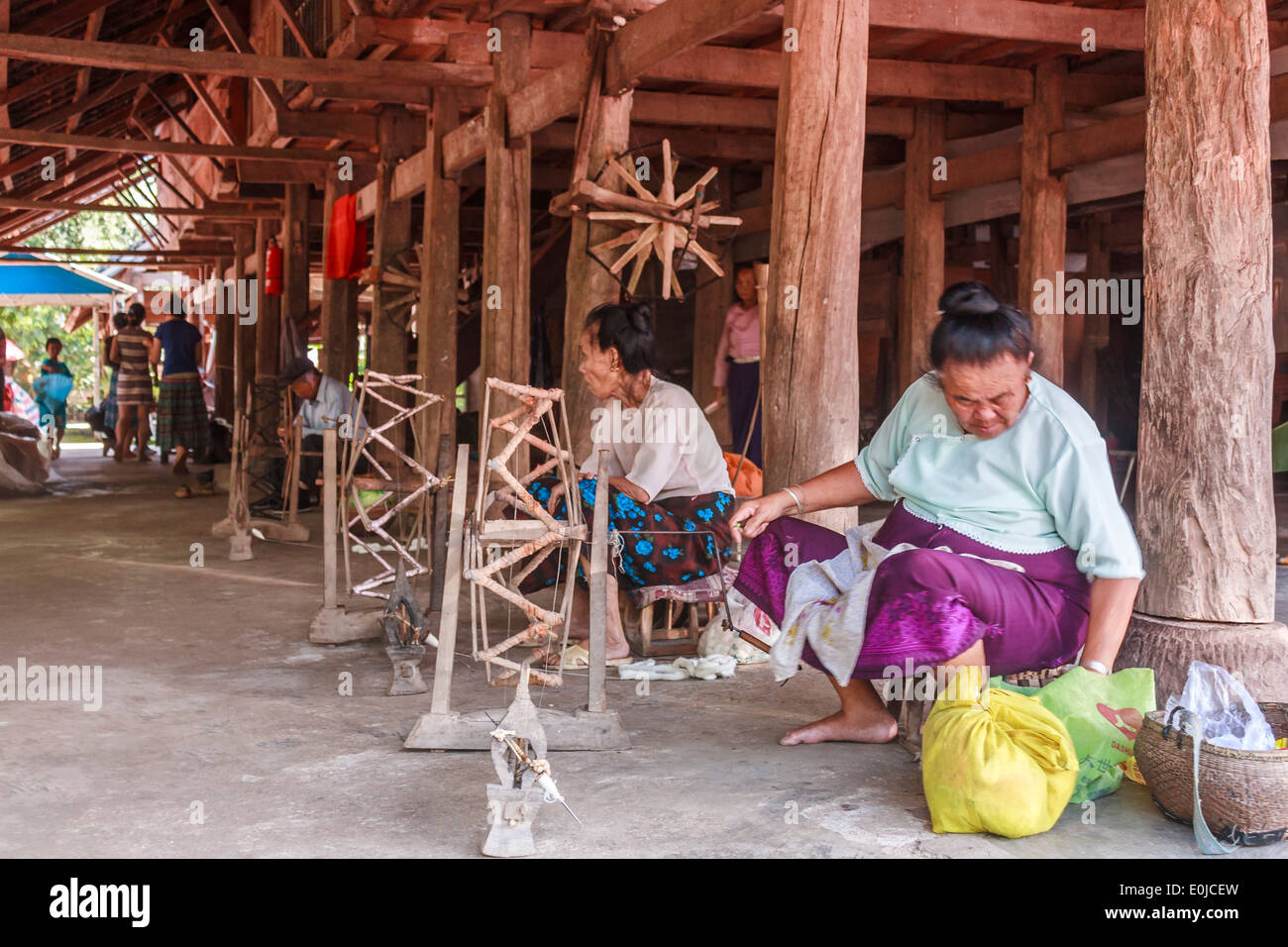 Le donne anziane di filatura in provincia di Yunnan in Cina Foto Stock