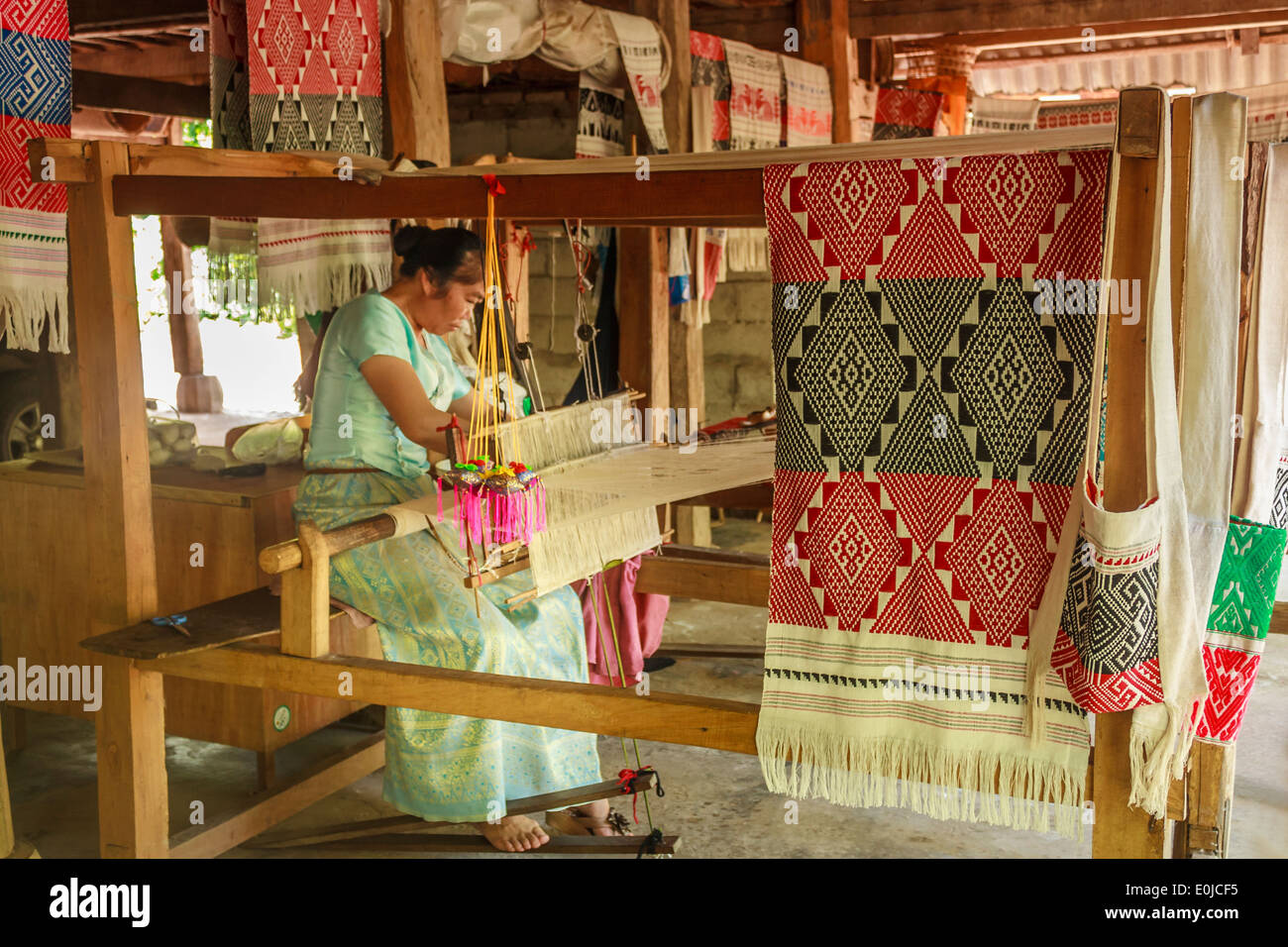 Senior donna tessitura in provincia di Yunnan in Cina Foto Stock