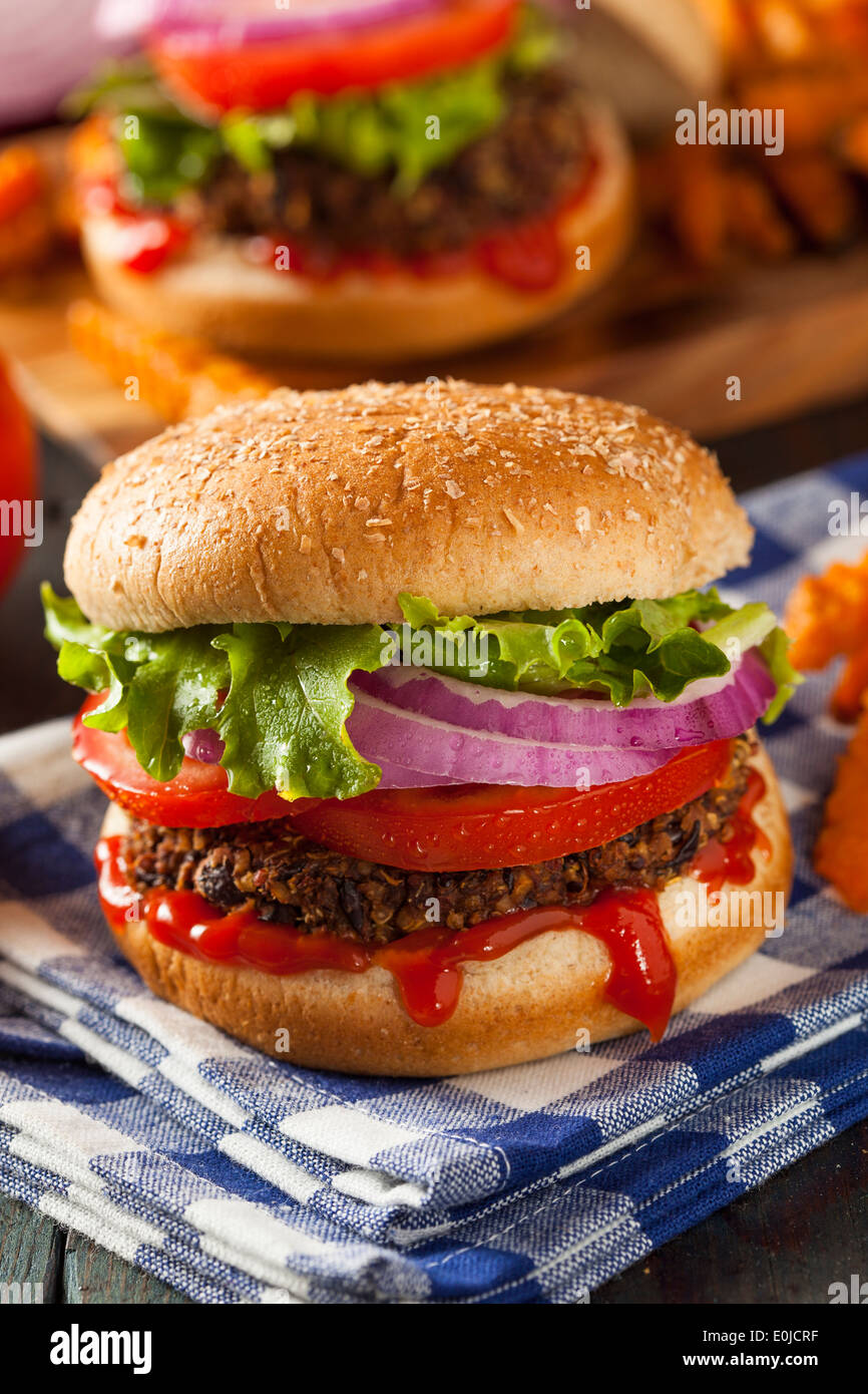 Le sane Quinoa vegetariano Burger con lattuga e pomodoro Foto Stock