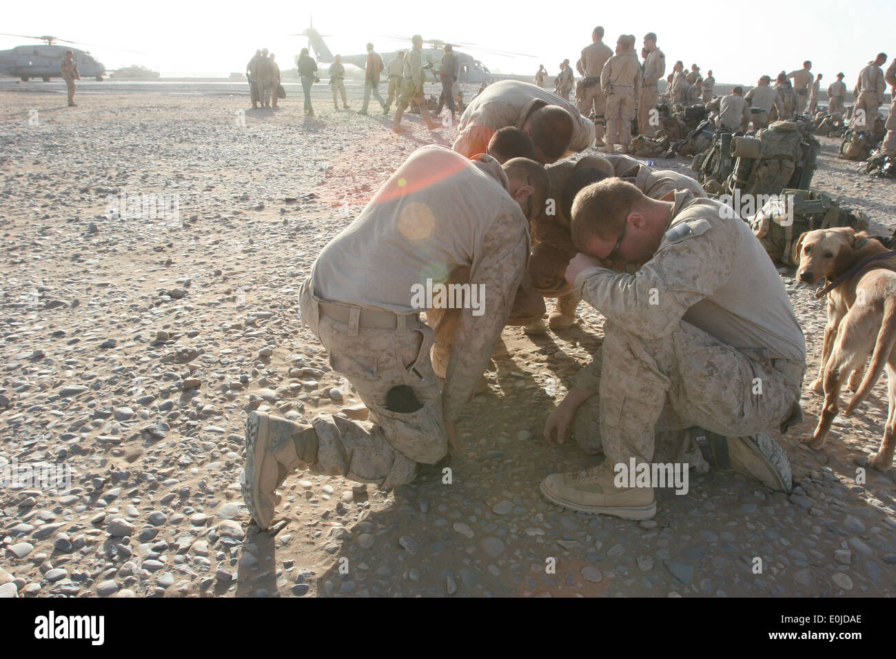 Stati Uniti Marines con 2° Battaglione, 8° Reggimento Marine, Regimental Combat Team 3, seconda Marine Expeditionary Brigade, lungo con ap Foto Stock