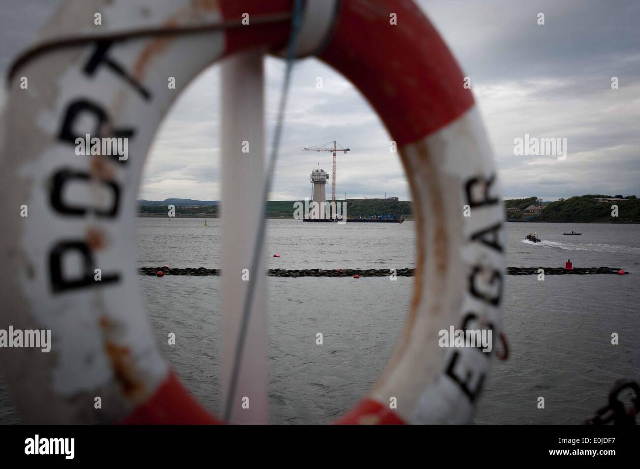 South Queensferry, Regno Unito. 14 Maggio, 2014. Nel dicembre 2007 il segretario delle finanze John Swinney ha annunciato che un nuovo cavo-alloggiato ponte sarebbe costruito come una sostituzione esistente per il ponte stradale, con un costo stimato di tra £3,25 miliardi e £4,22 miliardi. Il ponte per il completamento è previsto per qualche tempo in 2016. I due pilastri del Nord, visto dalla fine del molo al Port Edgar Marina. Mercoledì 14 Maggio, 2014 Credit: Wullie marr/Alamy Live News Foto Stock