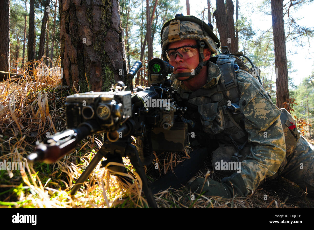 Stati Uniti Army Spc. Dylan Evans, 2° Battaglione, 503rd Reggimento di Fanteria, 173rd Airborne Brigade Combat Team (ABCT), tira la sicurezza d Foto Stock