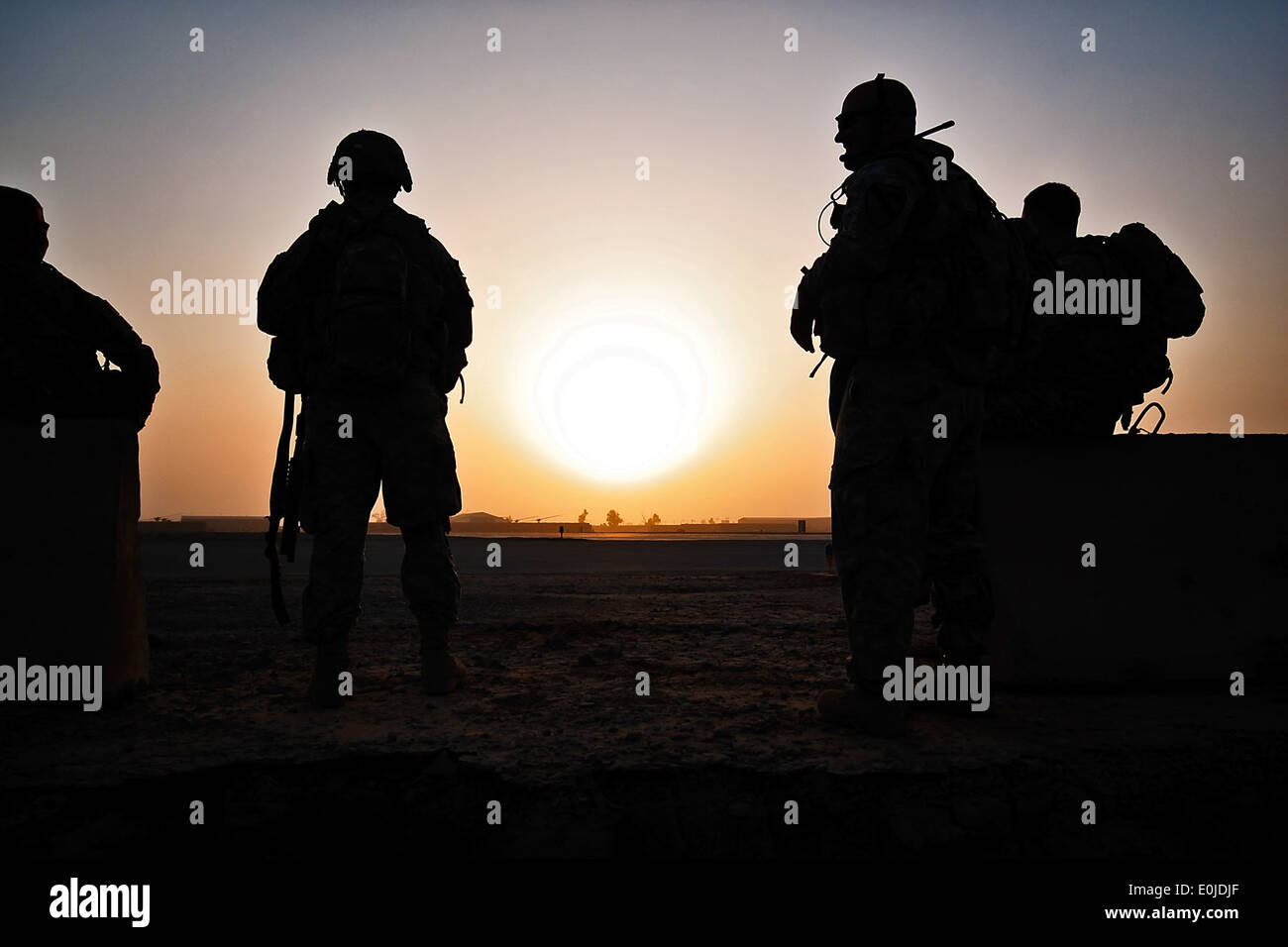 Il sole sorge come soldati della società F, 3° Battaglione, 227th reggimento di aviazione, 1° aria brigata di cavalleria, 1a divisione di cavalleria, Foto Stock