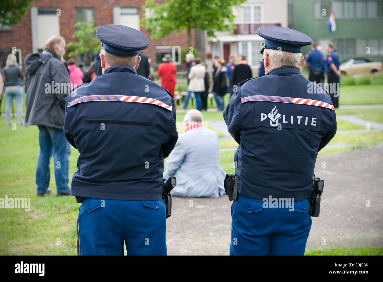 Due poliziotti stanno a guardare il pubblico che viene raccolta per il ricordo dei fuochi d' artificio cerimonia del disastro che è accaduto nel Foto Stock