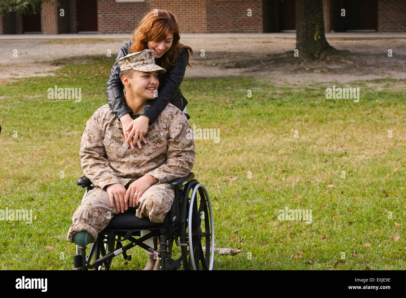 Lancia Cpl. Matt Grashen, un rifleman con Fox Company, 2° Battaglione, 2° Reggimento Marine, e un Kenosha, Wis., nativo, pone wi Foto Stock