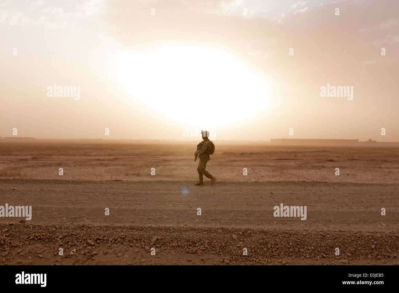 Un soldato georgiano con Co. Una trentunesima Georgian luce battaglione di fanteria, scansioni per attività nemico mentre di pattuglia nella provincia di Helmand Foto Stock