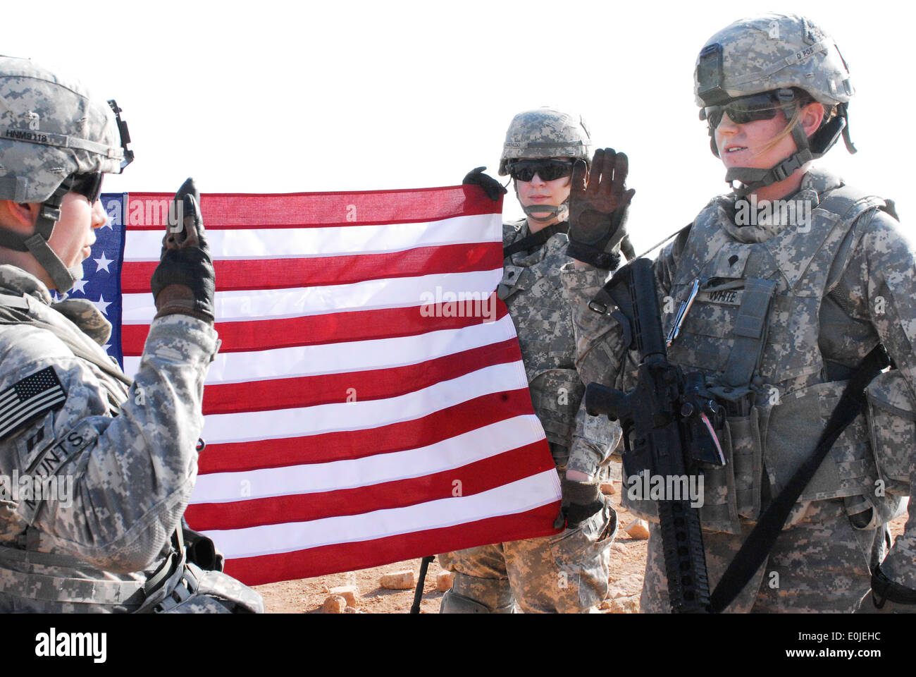 Spc. Heather bianco, un segnale di supporto specialista di sistemi di Littleton, Colo., società B, terzo STB, 3a consigliare e assistere la brigata Foto Stock