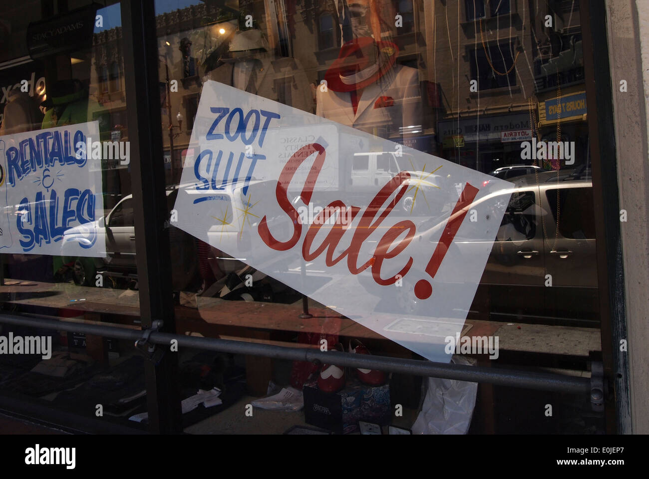 Zoot suit vendita sign store window Mission Street di San Francisco in California Foto Stock