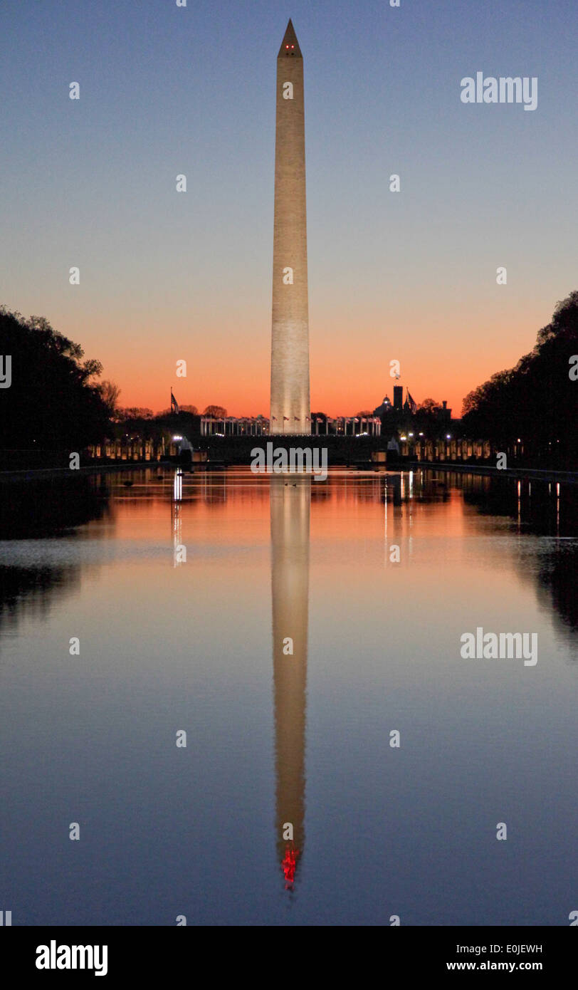 Il sole comincia a salire dietro il Monumento a Washington e il Memoriale della Seconda Guerra mondiale appena prima il cinquantacinquesimo Signal Company (lotta contro la telecamera) Foto Stock