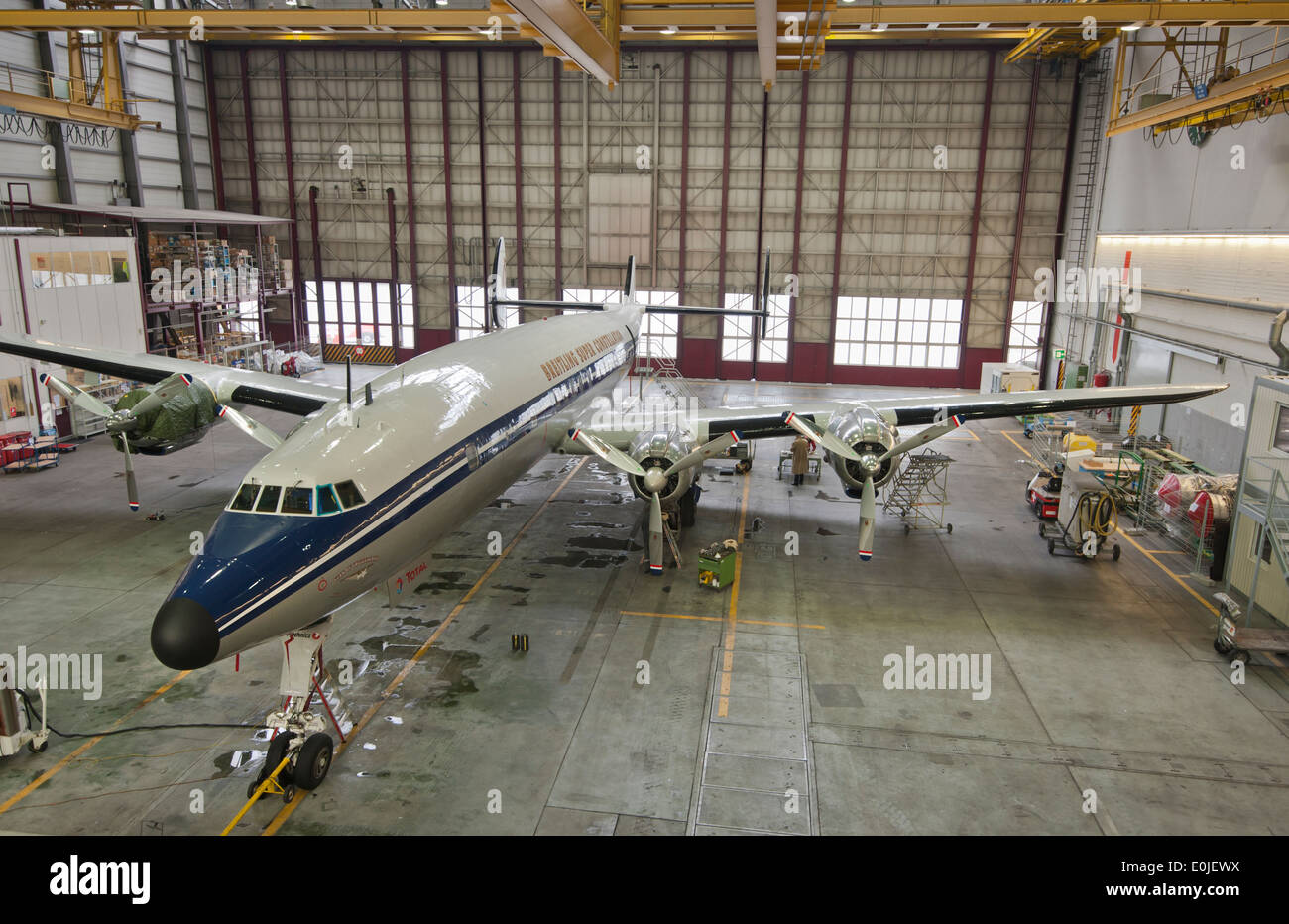La storica passeggeri aerei Lockheed Super Constellation L-1049 "HB-RSC' durante la manutenzione in un hangar in Zurigo/Kloten. Foto Stock