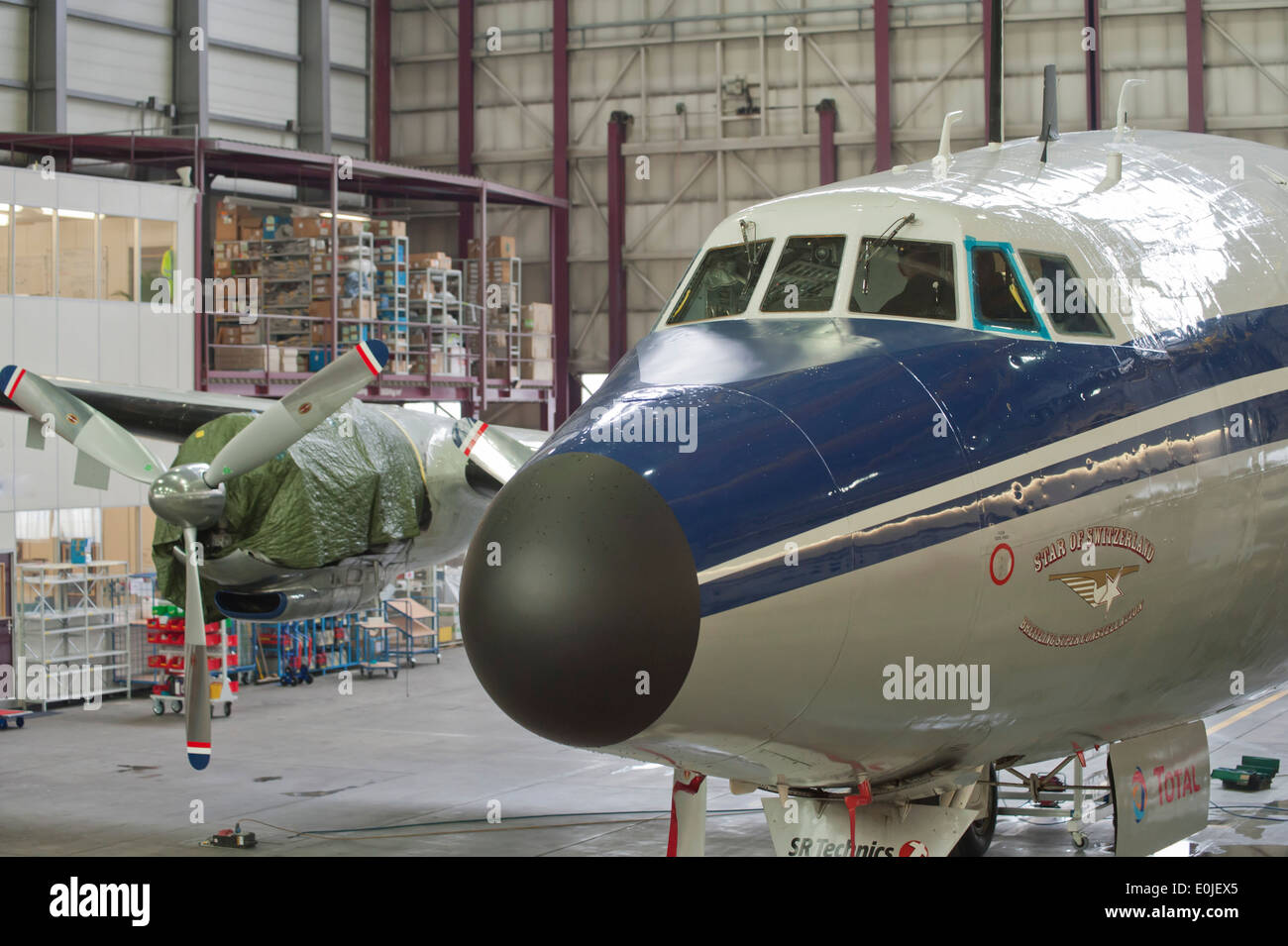 La storica passeggeri aerei Lockheed Super Constellation L-1049 "HB-RSC' durante la manutenzione in un hangar in Zurigo/Kloten. Foto Stock