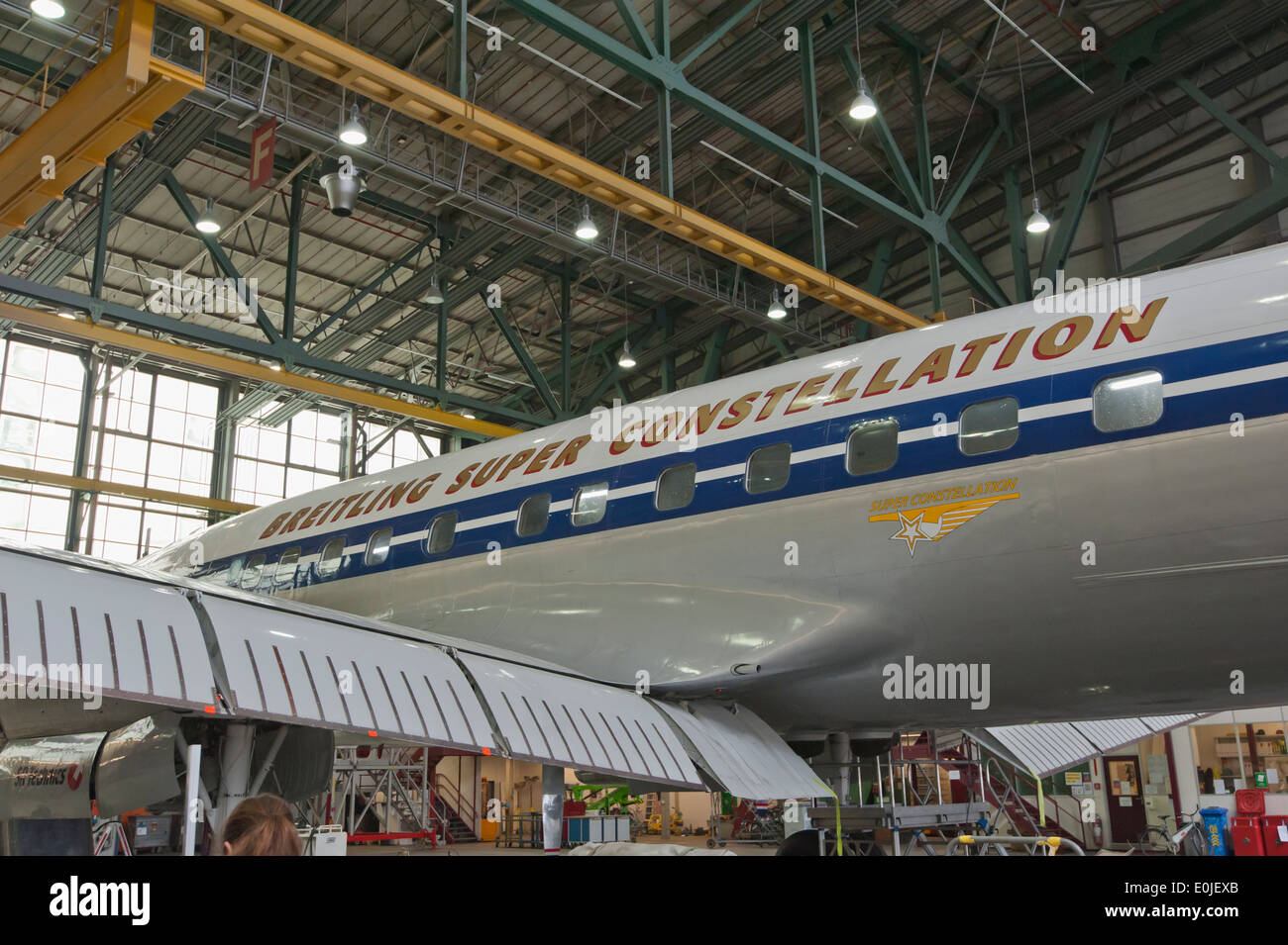 La storica passeggeri aerei Lockheed Super Constellation L-1049 "HB-RSC' durante la manutenzione in un hangar in Zurigo/Kloten. Foto Stock