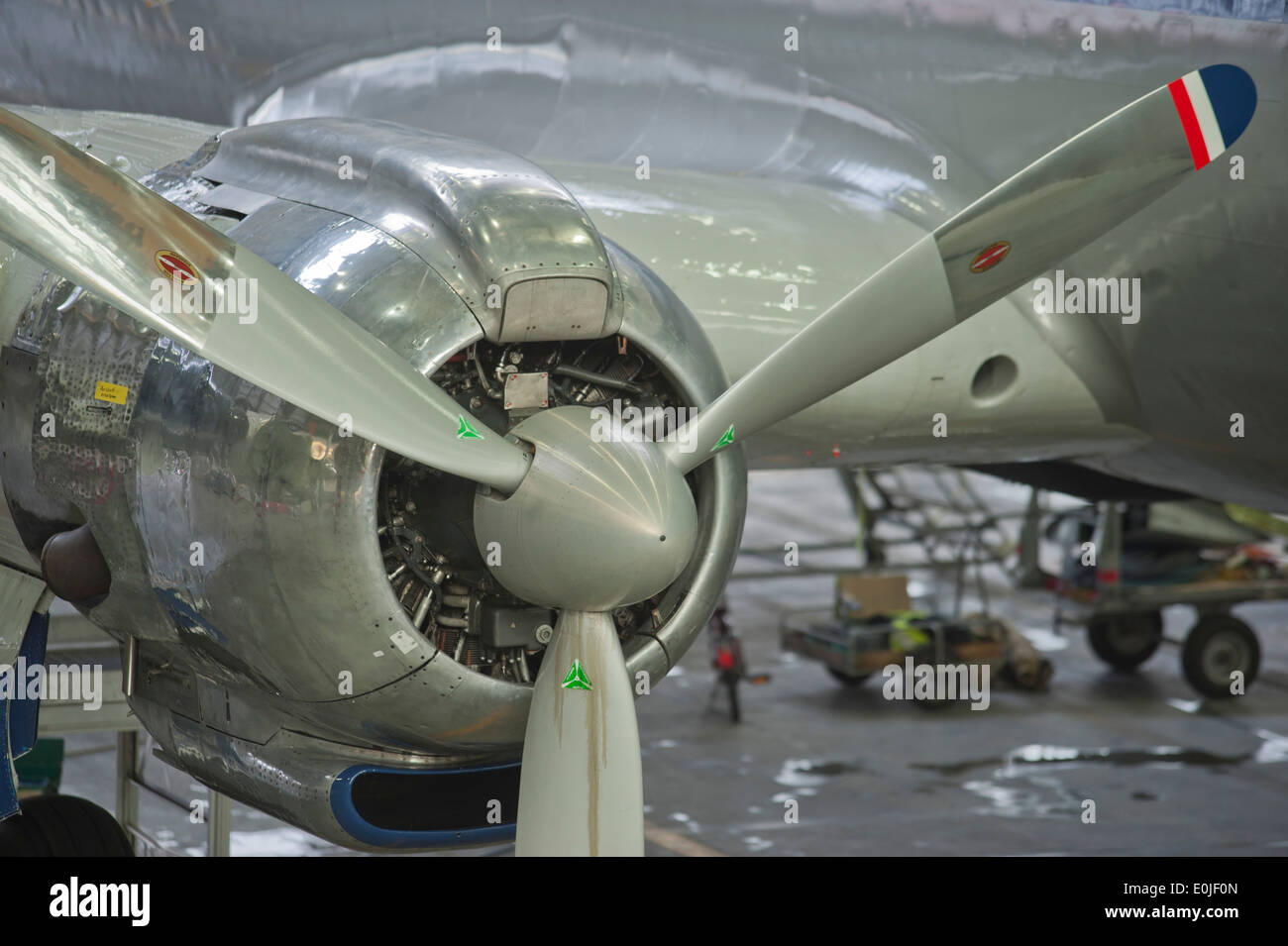 La storica passeggeri aerei Lockheed Super Constellation L-1049 "HB-RSC' durante la manutenzione in un hangar in Zurigo/Kloten. Foto Stock